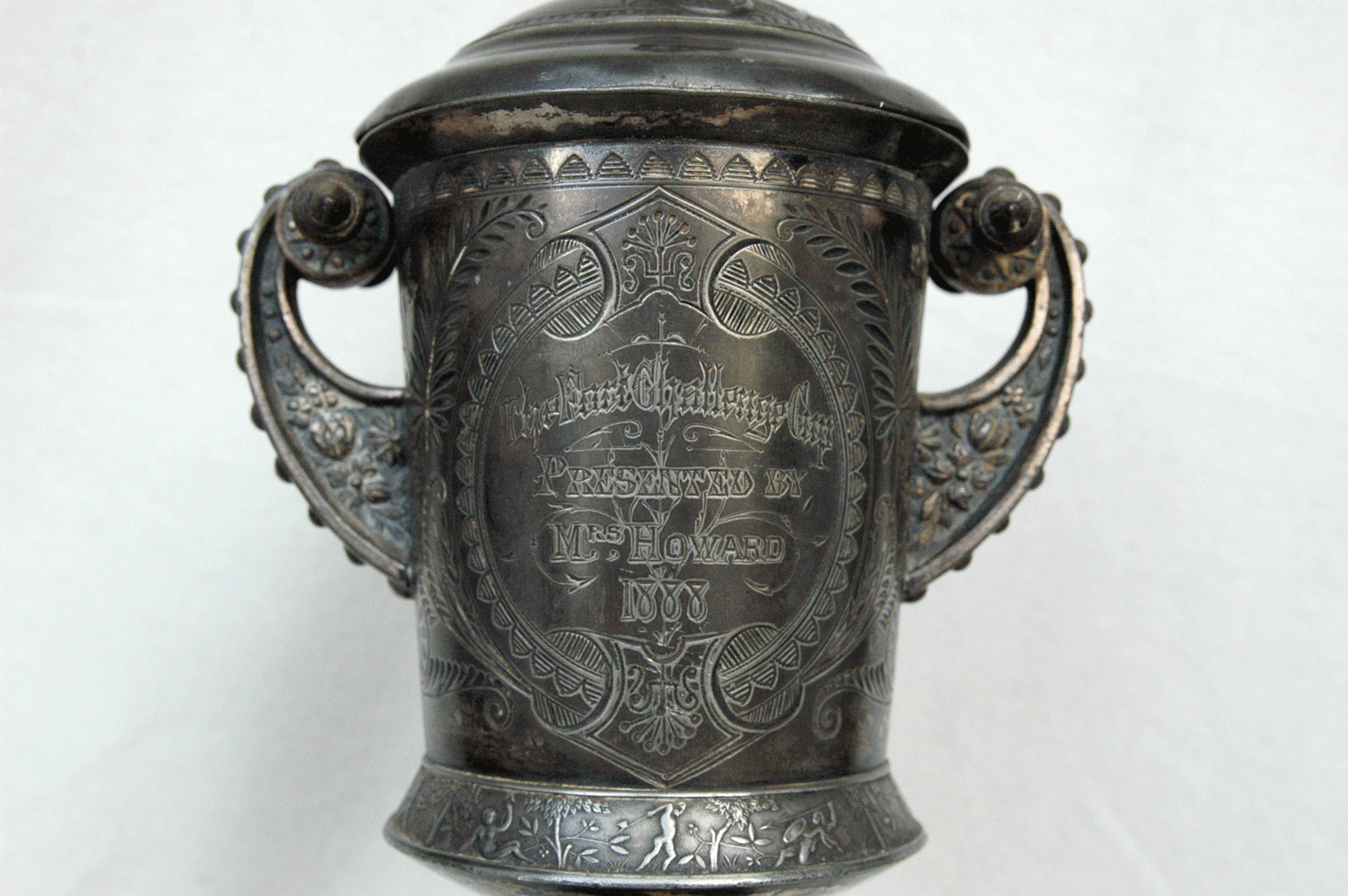 Pokal, 1888, The fark challenge cup presented by Mrs. Howard, Meride Company, versilbert, h= 34 cm - Bild 3 aus 7