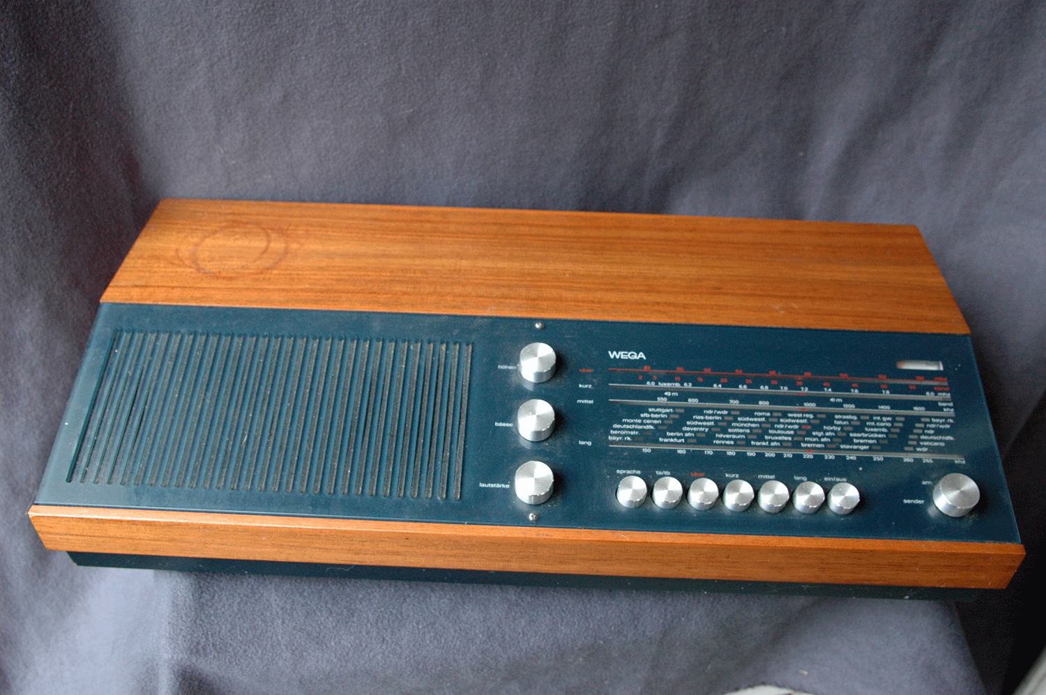 Pult-Radio, Wega Typ 142, Wasserränder vom Glasabstellen