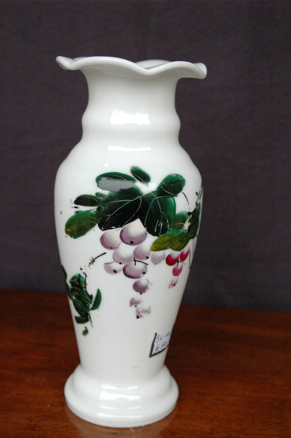 Vase, Milchglas mit Bemalung, Weintrauben und Laub