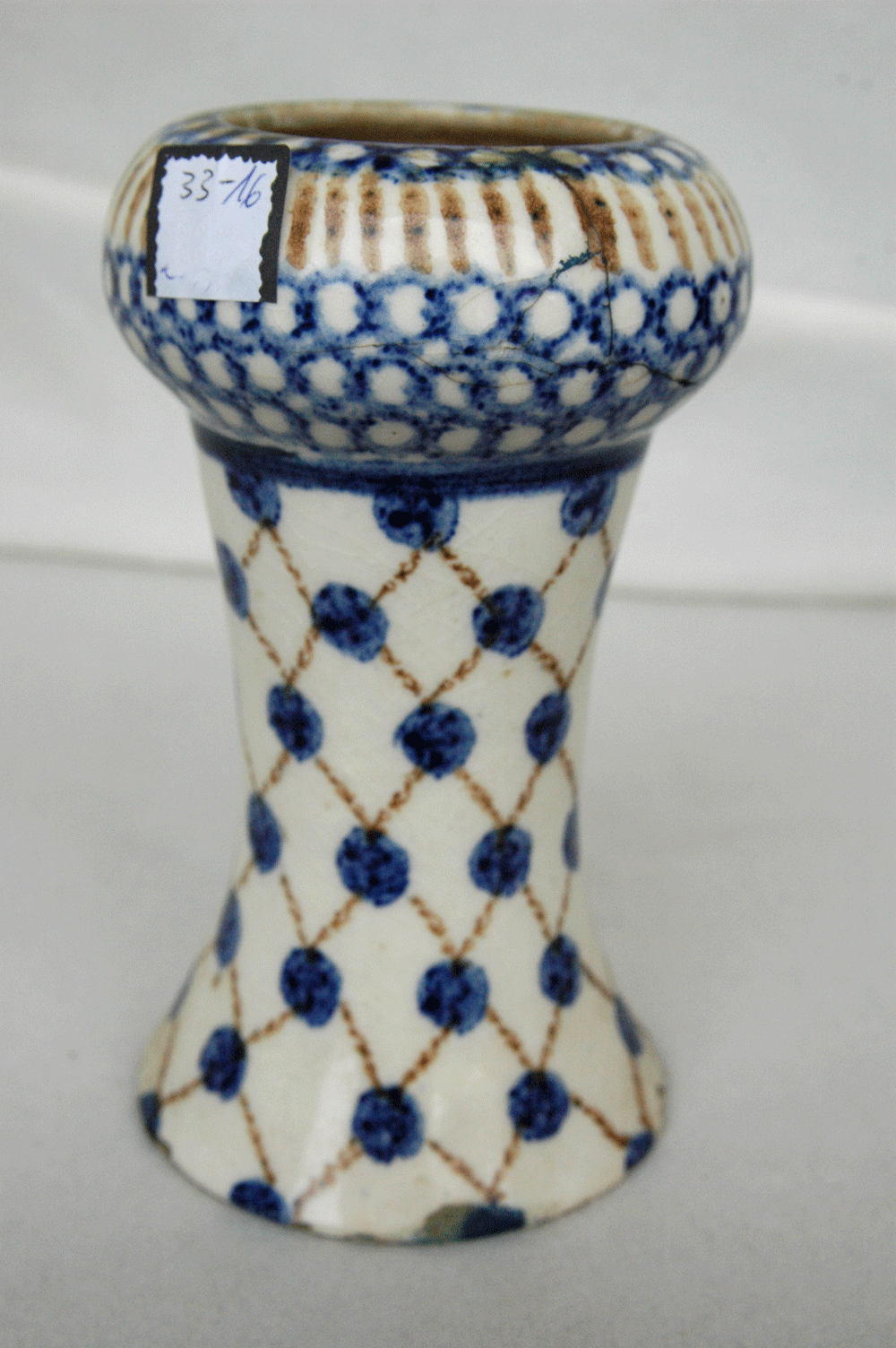 Vase, Bunzlau, heller Grund mit blauen Tupfen, h= 17 cm, geklebt