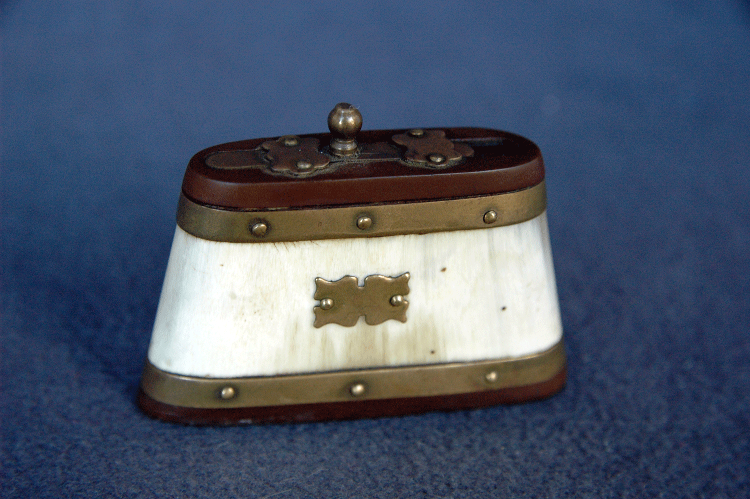 Antike Schnupftabakdose, Horn und Holz, Messingriegel, Messingmontur, l= 7,5 cm