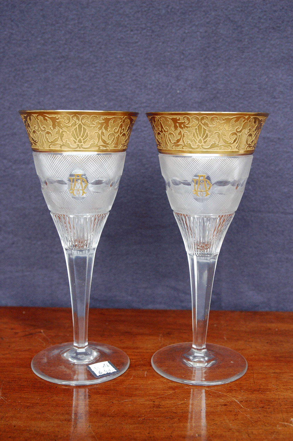 2 Weingläser, Kristall geätzt und geschliffen, breiter Goldrand und Monogramm AD