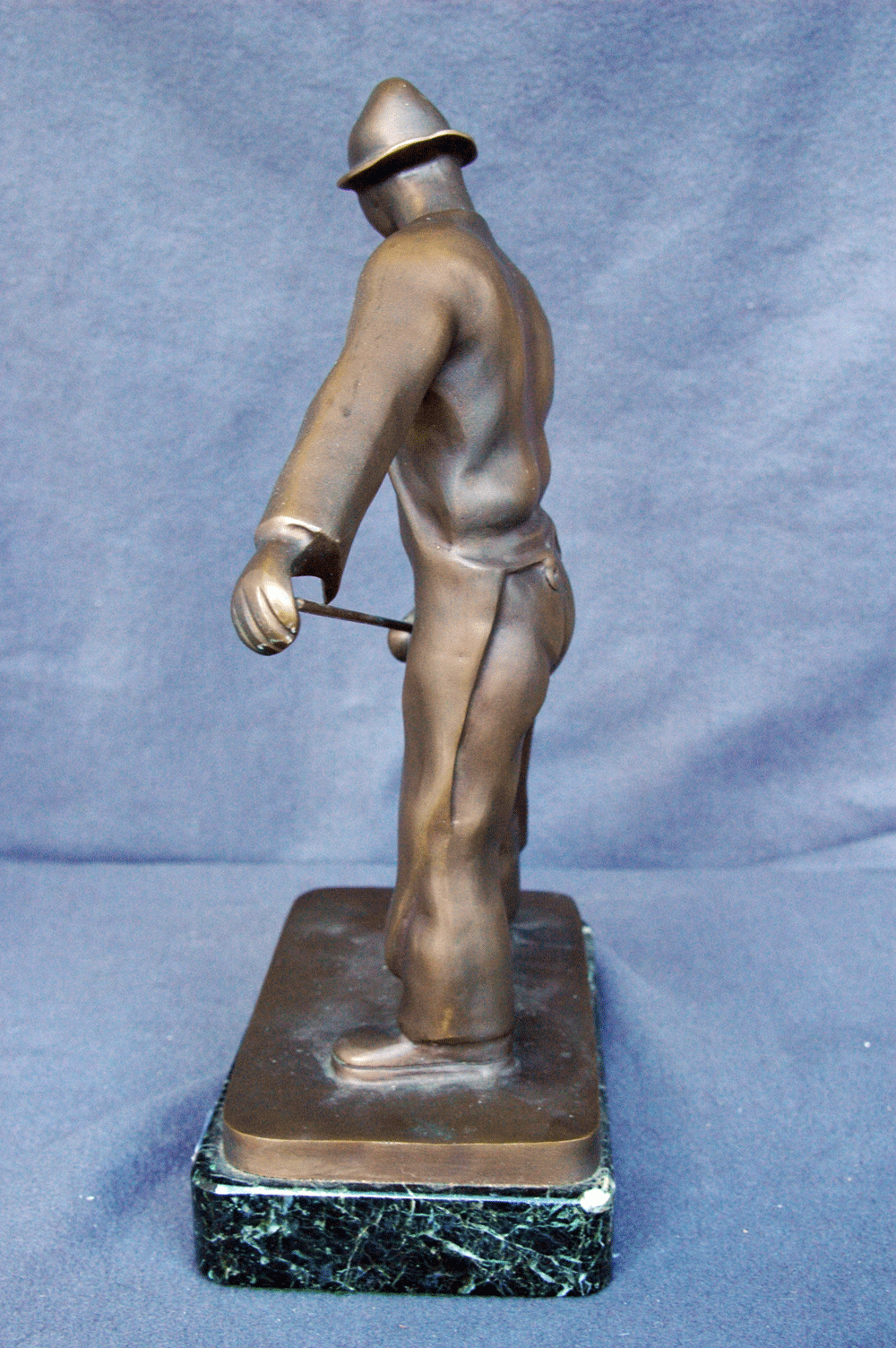 Bronzefigur, Zinngießer, auf Marmorplinthe (20 x 12 cm), sign. Birker, h= 35 cm, b= 28 cm - Image 4 of 6