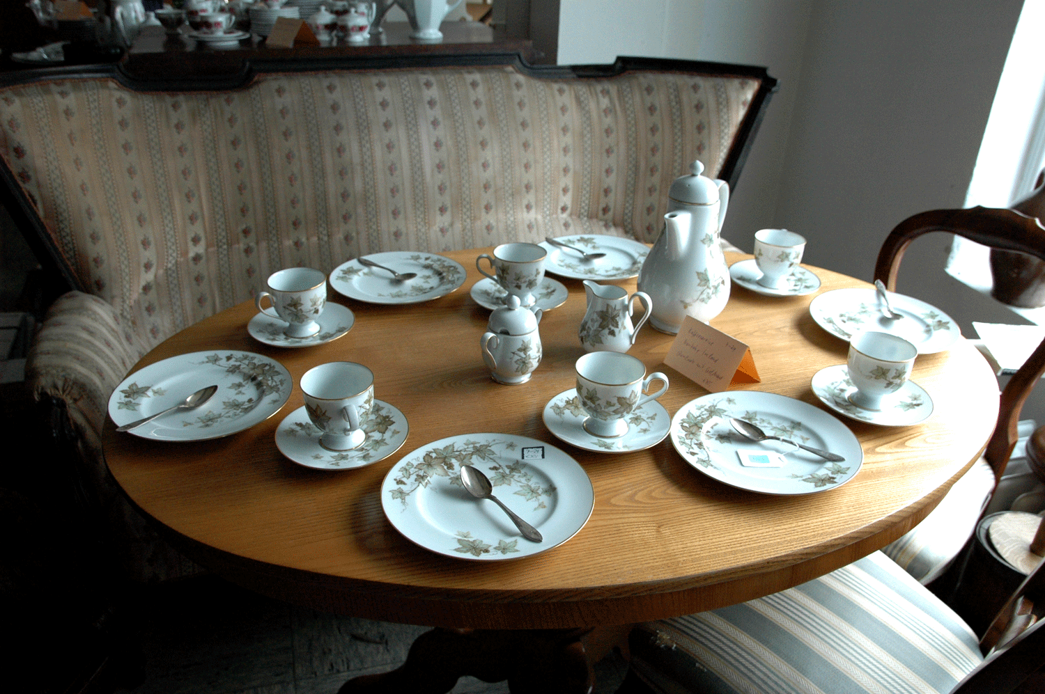 Kaffeeservice, Noritake Ireland, Weinlaubdekor: Kaffeekanne, 6 Gedecke, Milchkännchen, Zuckerdose