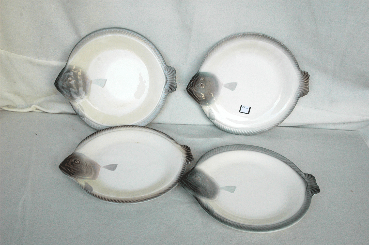 4 Fischteller, Keramik, Bindenschild, ca. 27 cm