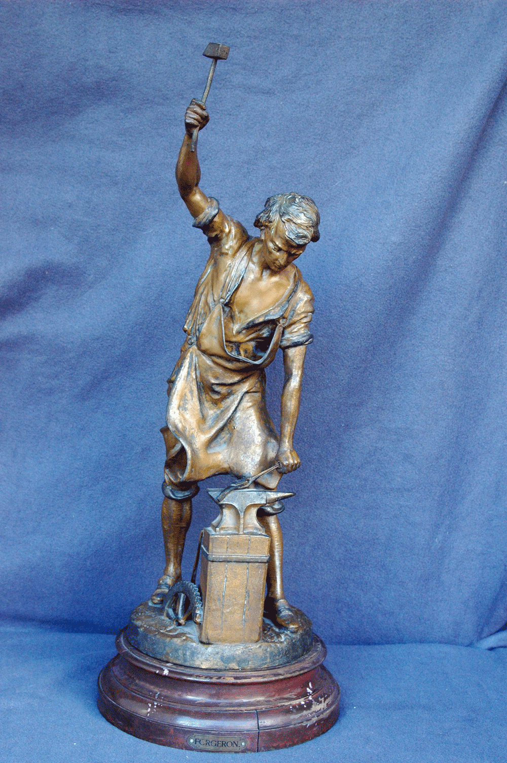 Statue, Eisenguß bronziert, auf Holzplinthe, Schmied, h= 56 cm