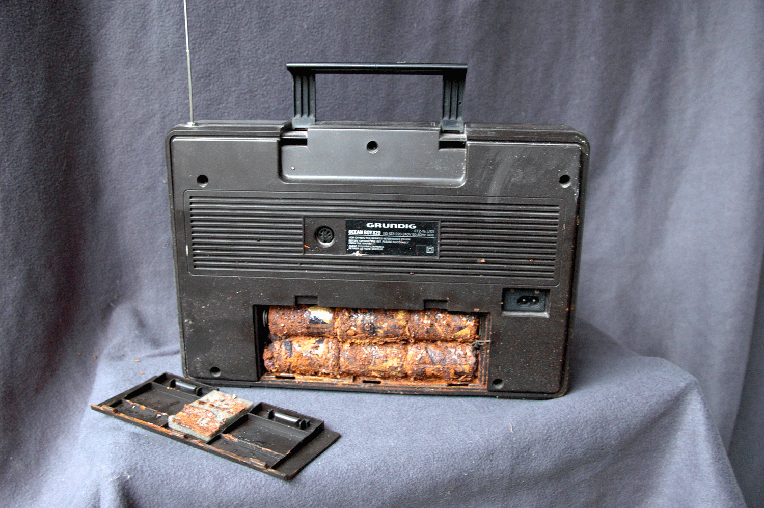 Radio, Grundig Ocean Boy 820, Batterien ausgelaufen - Bild 2 aus 2