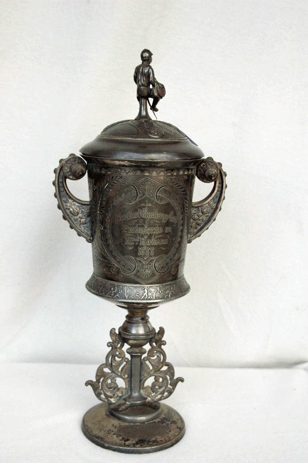 Pokal, 1888, The fark challenge cup presented by Mrs. Howard, Meride Company, versilbert, h= 34 cm - Bild 2 aus 7