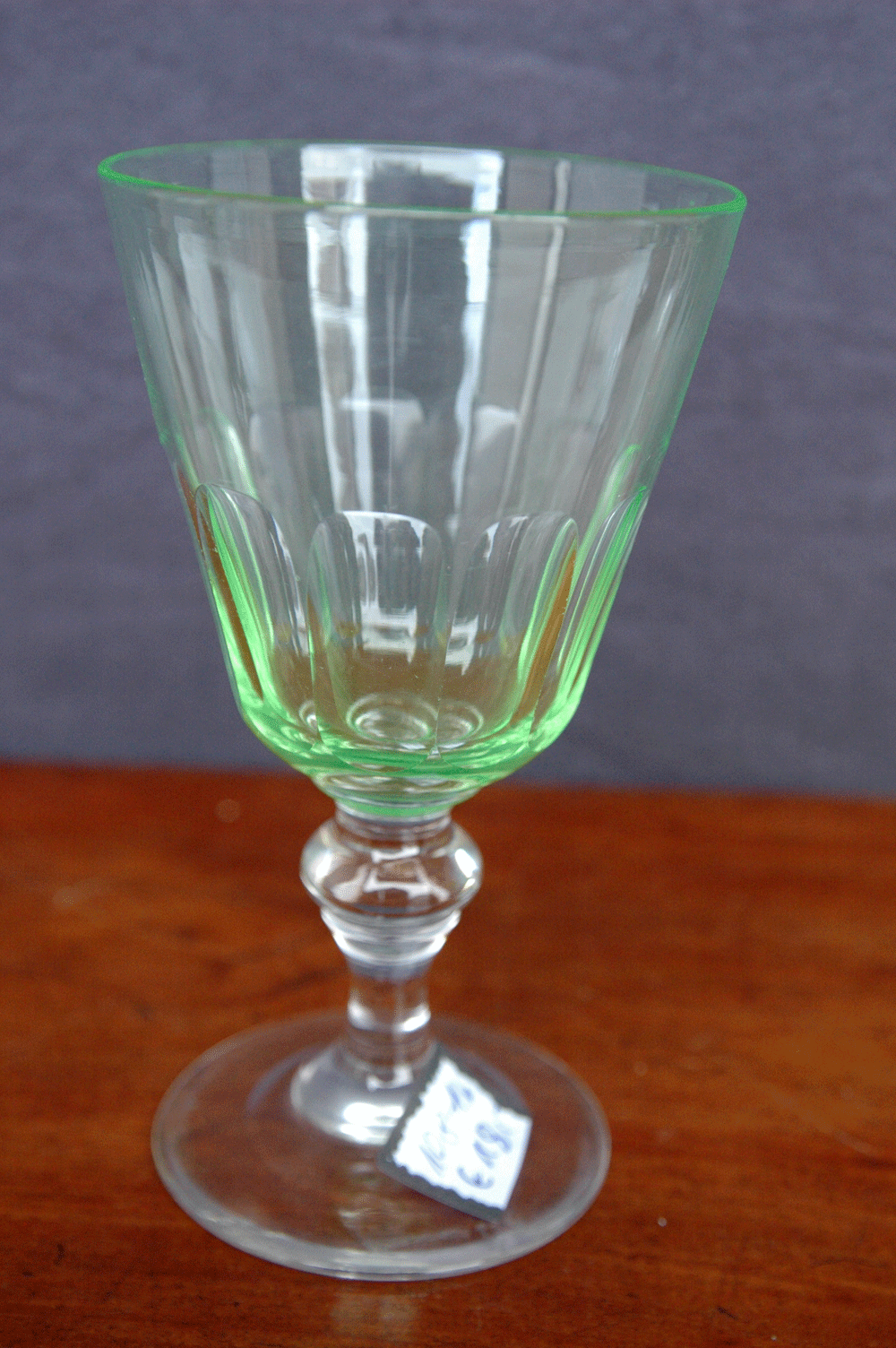 1 Weinglas, grüner Kelch, Abriß ausgeschliffen