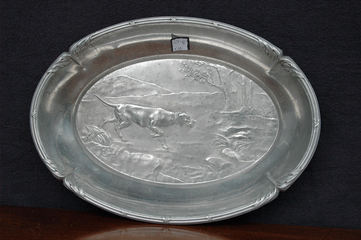 Ovale Schale mit Jagdszene, Vorstehhund, Aluminium, l= 35 cm