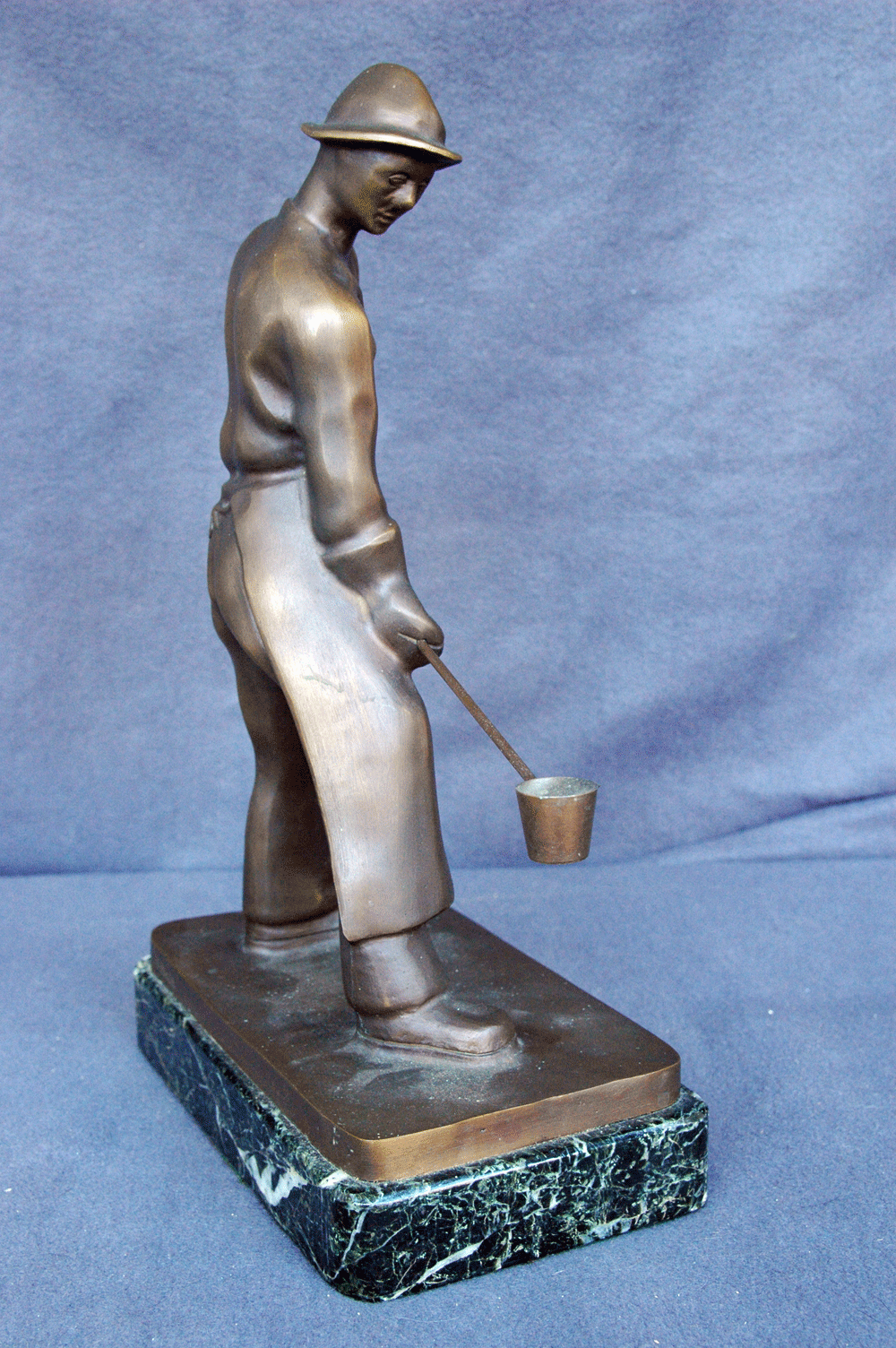 Bronzefigur, Zinngießer, auf Marmorplinthe (20 x 12 cm), sign. Birker, h= 35 cm, b= 28 cm - Image 3 of 6