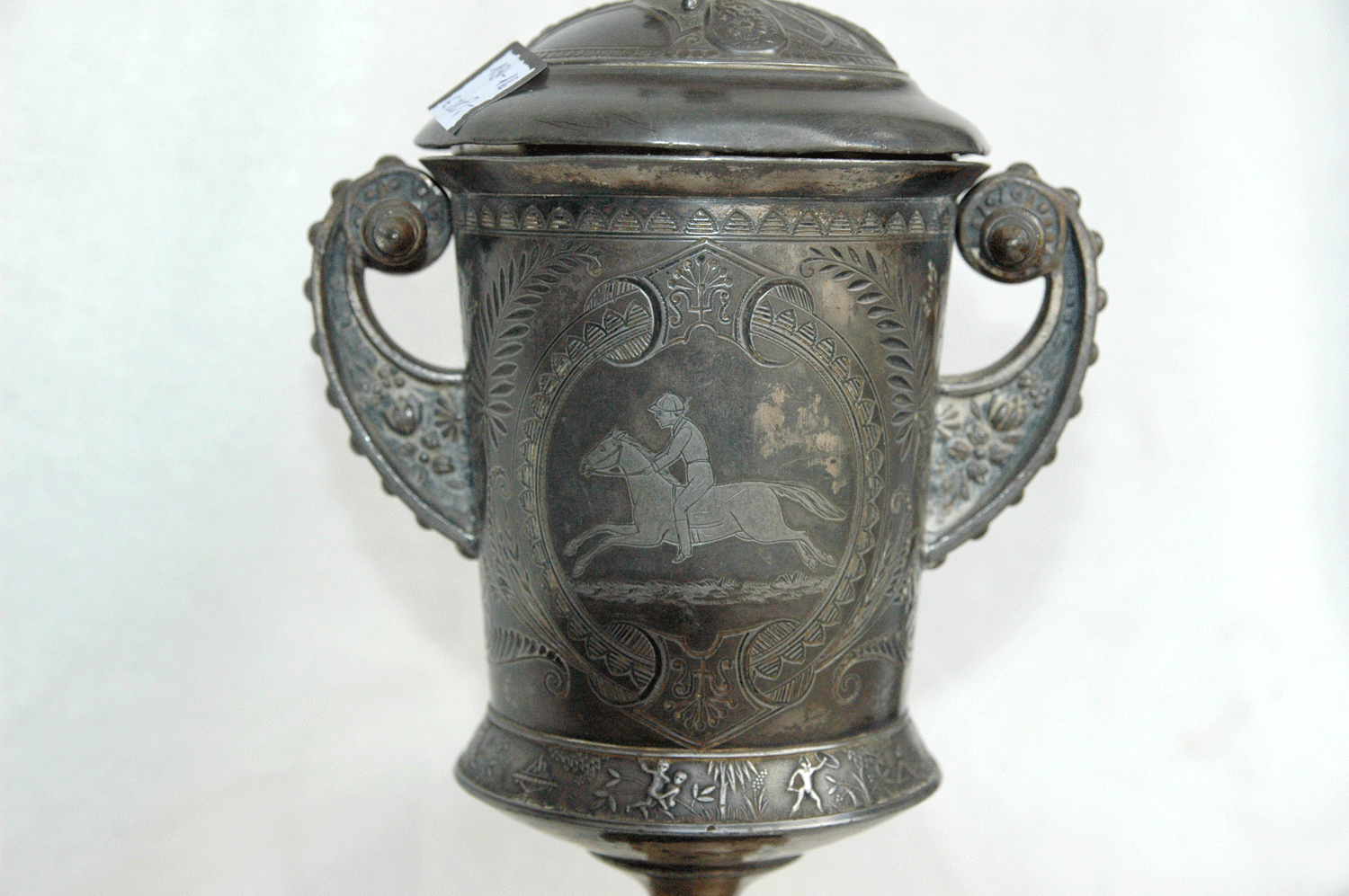 Pokal, 1888, The fark challenge cup presented by Mrs. Howard, Meride Company, versilbert, h= 34 cm - Bild 4 aus 7