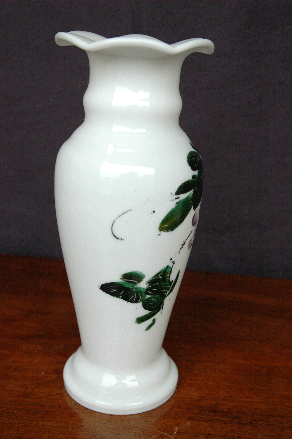Vase, Milchglas mit Bemalung, Weintrauben und Laub - Bild 2 aus 4