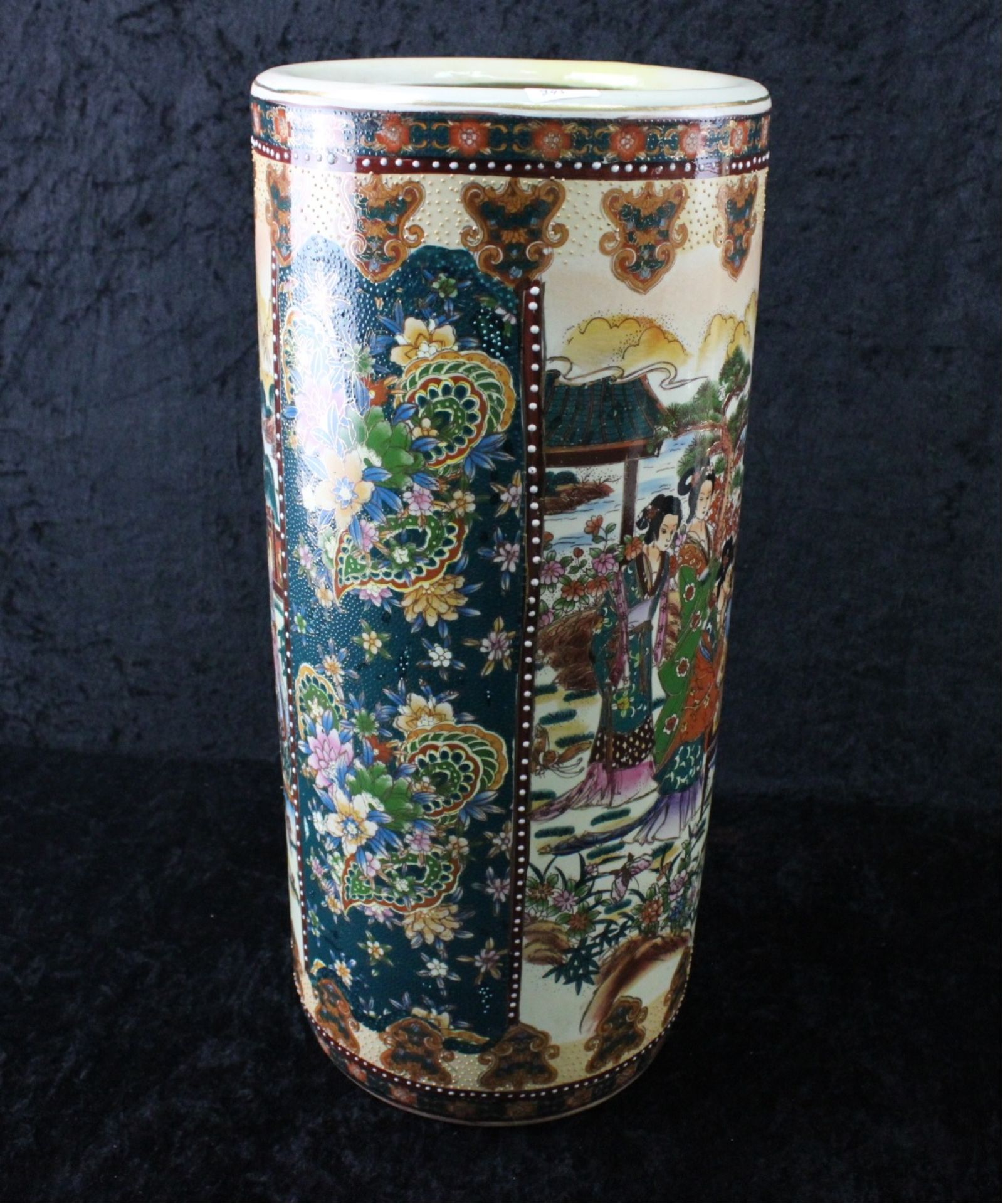 Paar chinesische Bodenvasen mit Figuren und Floraldekor. - Bild 2 aus 4