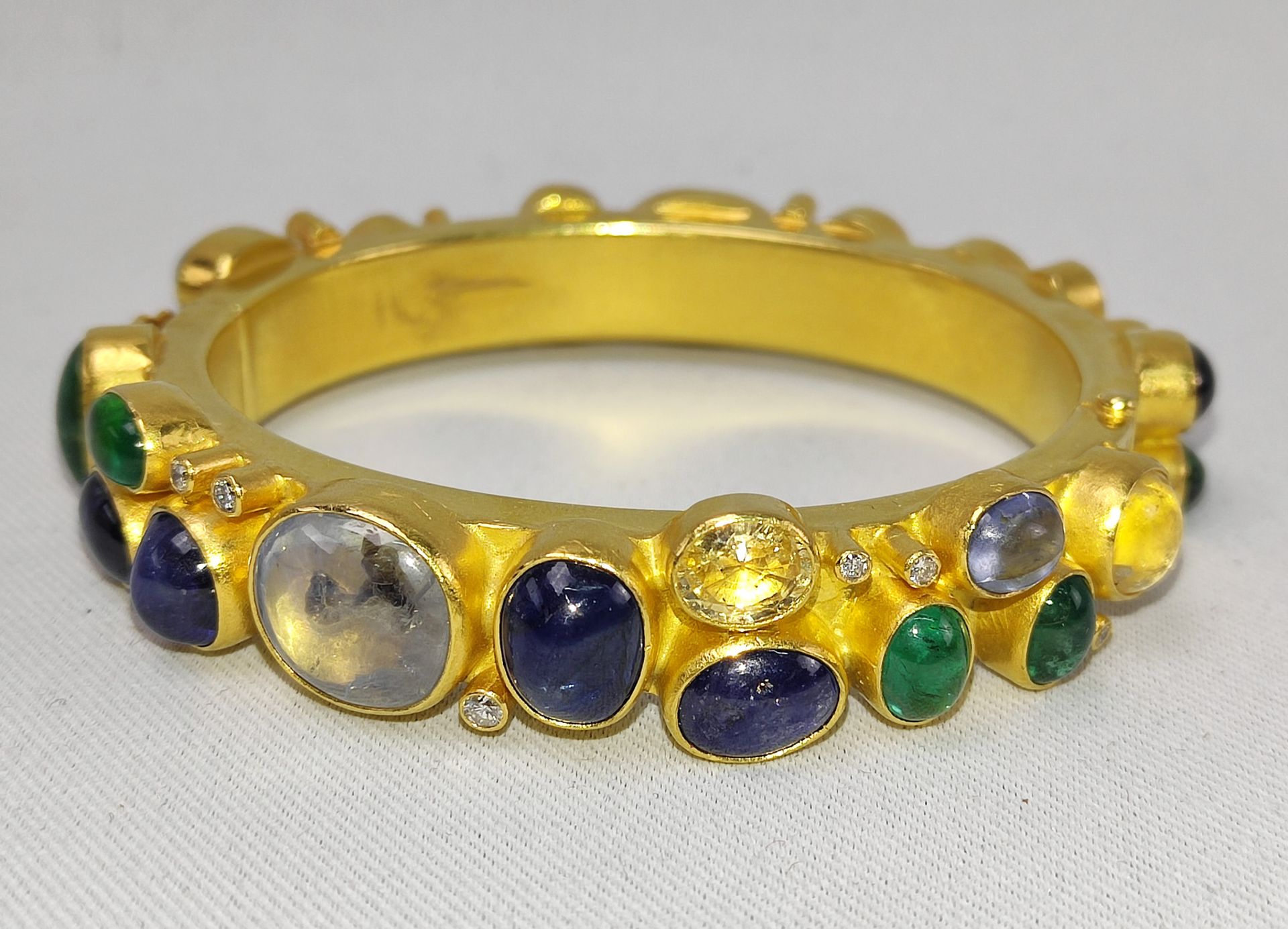 Italien, Armreif 750 Gold mit großen Edelstein-Cabochons und Brillanten, 75 g - Image 3 of 6