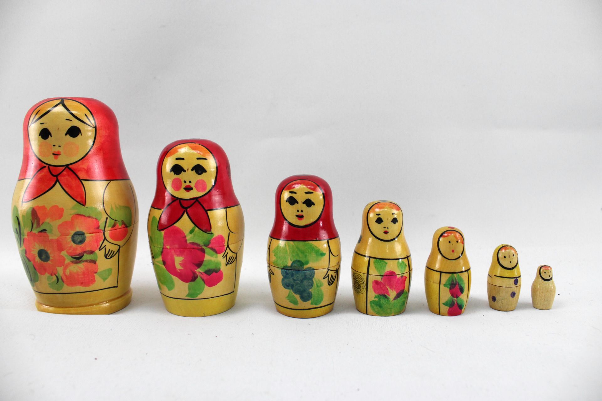Gruppe Matrjoschka Holzfiguren, handbemalt