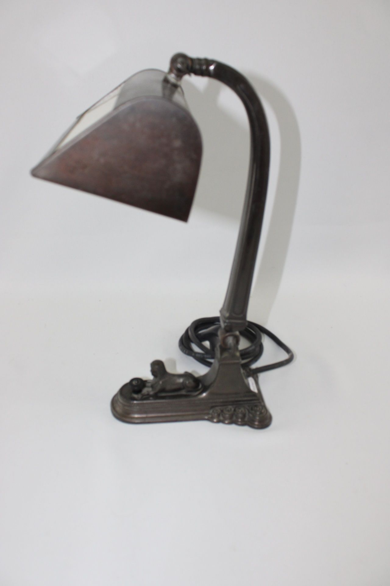 Art Déco Schreibtischlampe, Messing patiniert, Schirm mit Glaseinsatz schwenkbar, 1.H.20.Jh. - Bild 2 aus 2