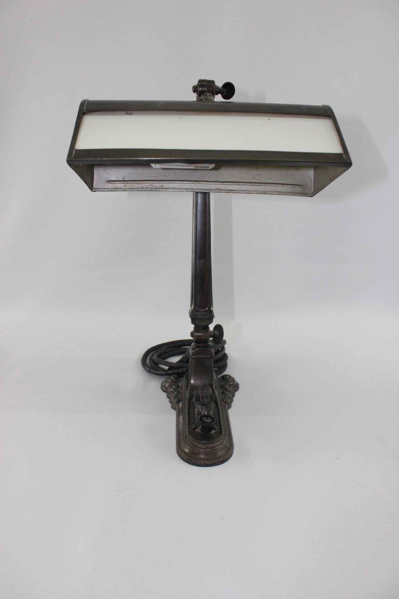 Art Déco Schreibtischlampe, Messing patiniert, Schirm mit Glaseinsatz schwenkbar, 1.H.20.Jh.