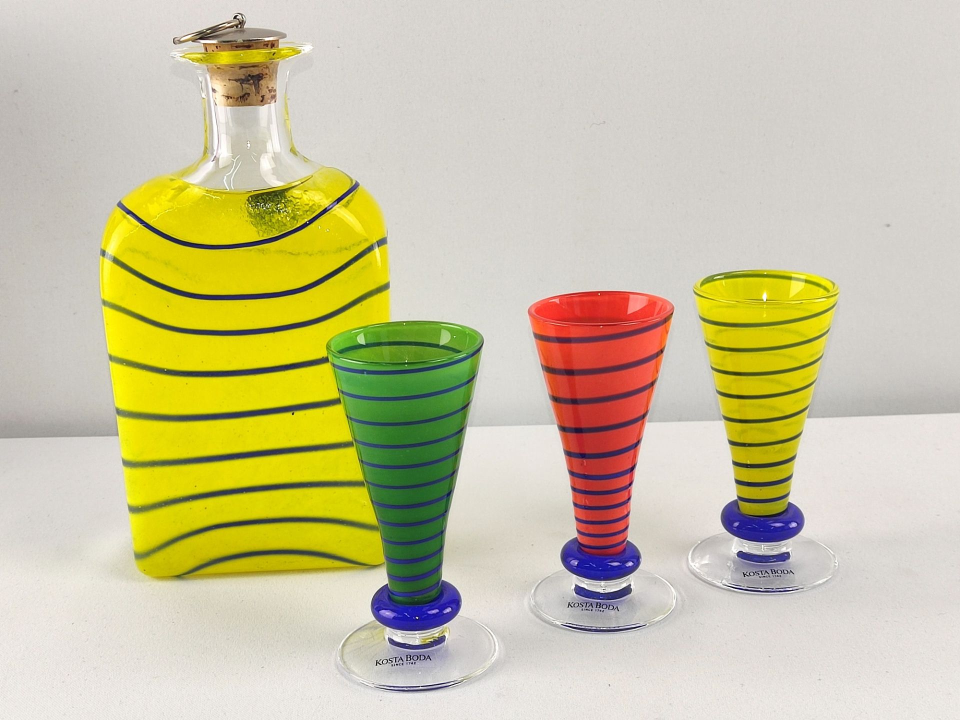 Flasche u. 3 Gläser, Kosta Boda, Epoque 1994, Anna Ehrner (*1948)