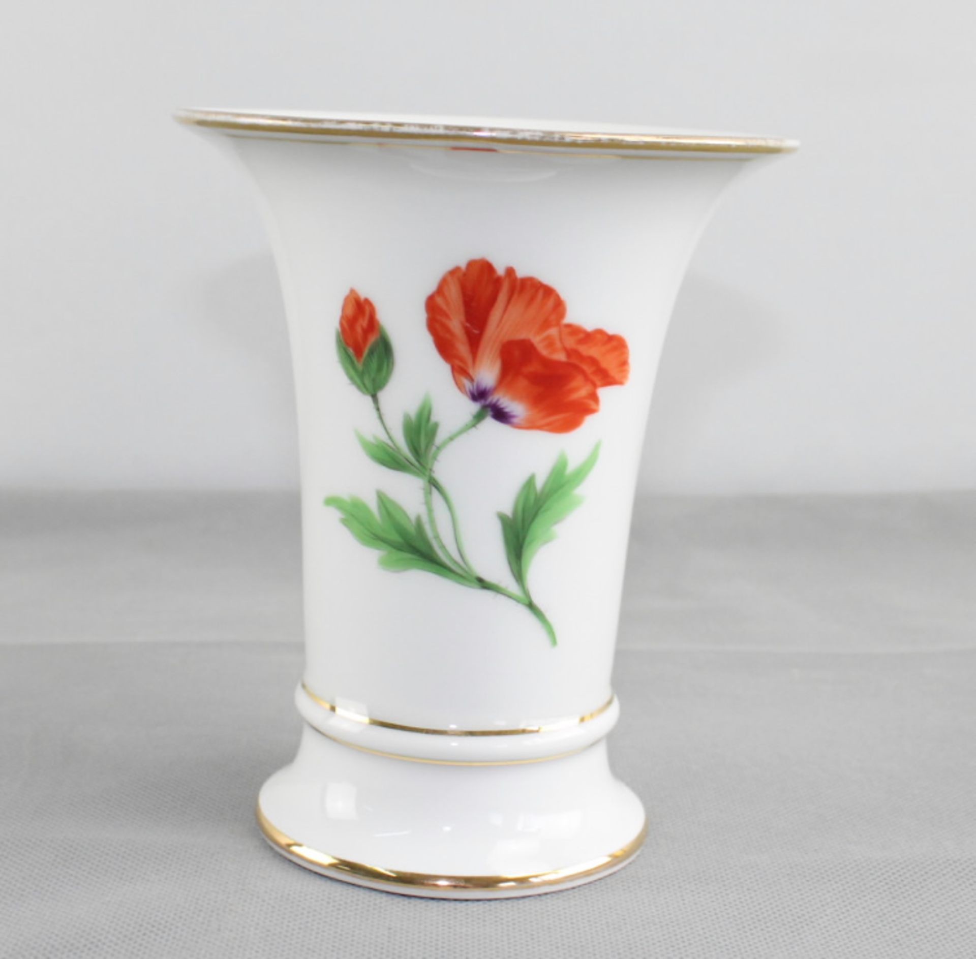 Meissen Vase, Schwertermarke, 1. Wahl, Blumenmalerei und Goldrand, H: 13,5 cm