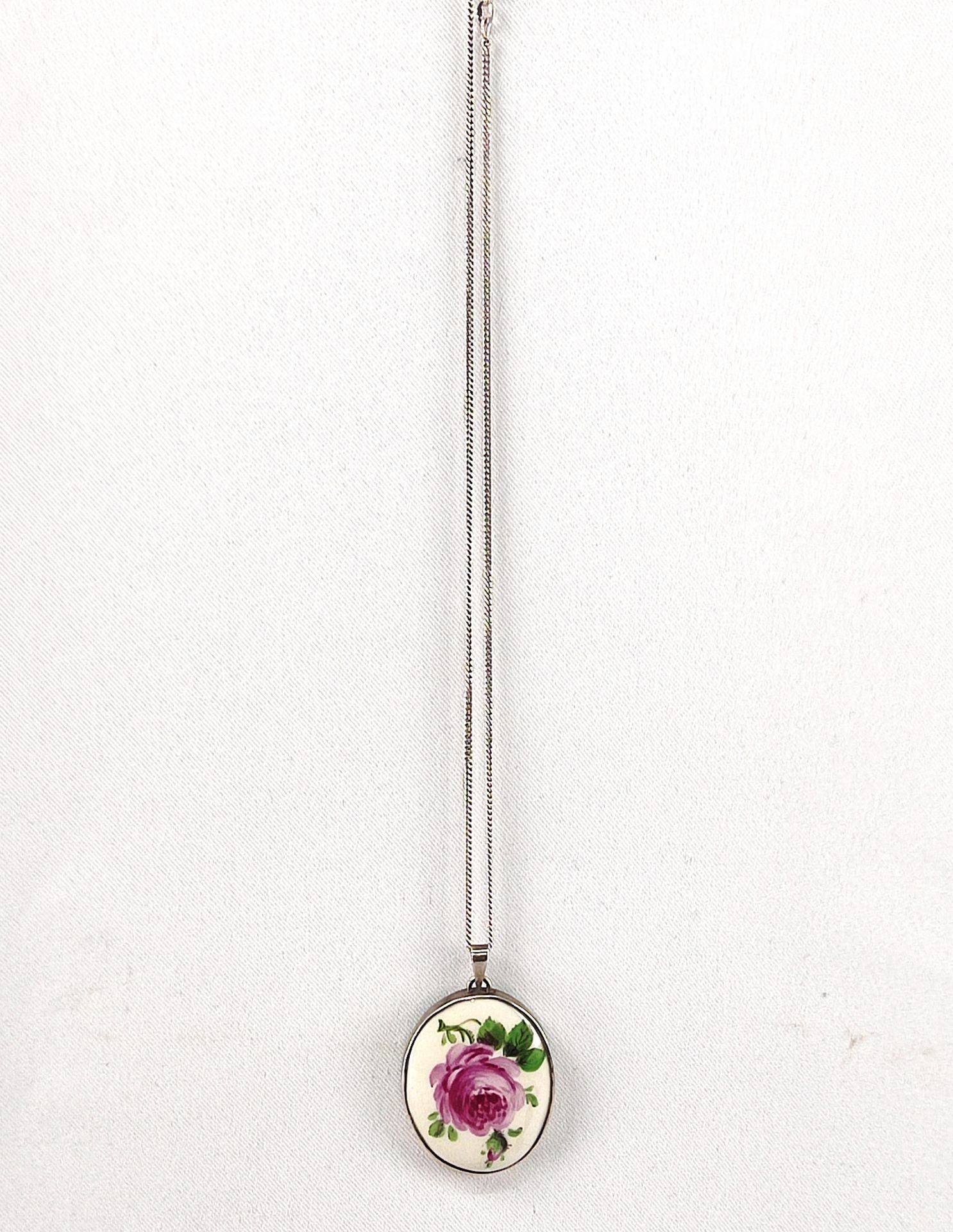 Porzellan-Amulett mit Rosenmalerei an 925 Silberkette, Stadt Meissen - Image 2 of 4