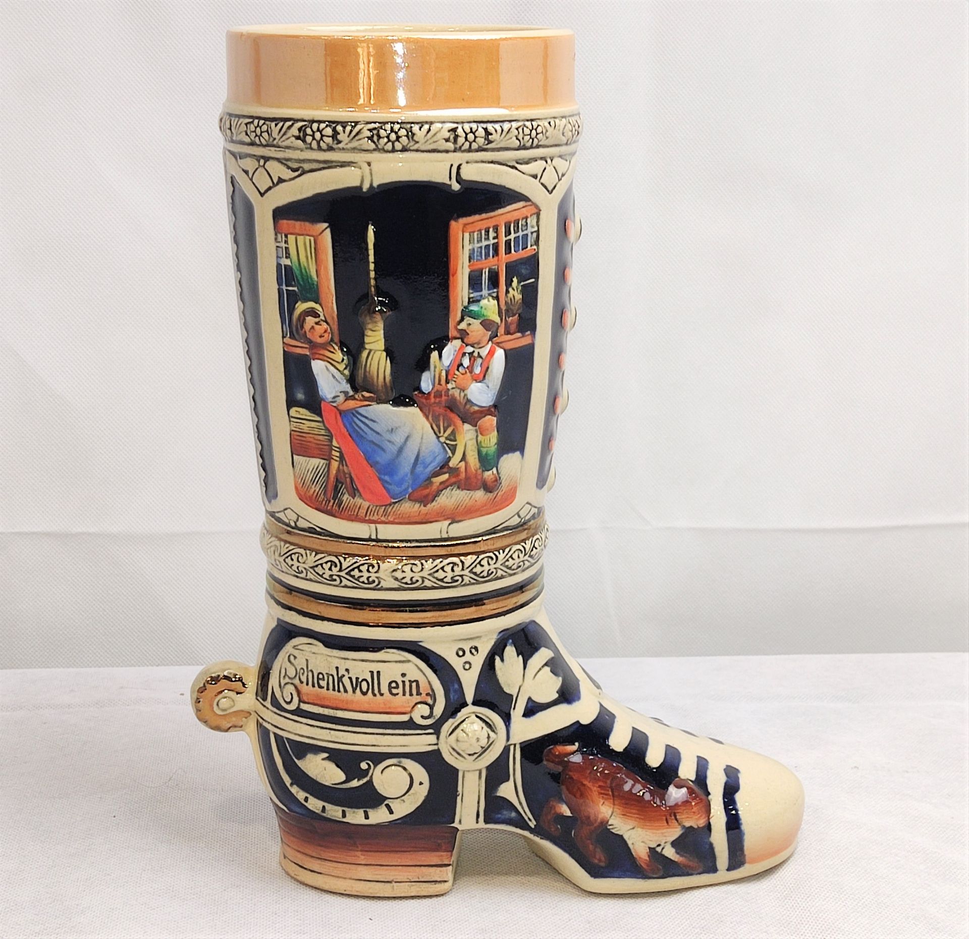 Trinkstiefel, Keramik, polychrom und gold staffiert, H: 27,5 cm