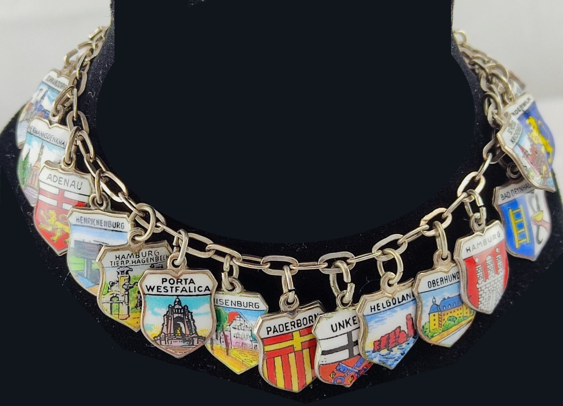 Wappenarmband, 30 Emaillewappen auf Silber 800