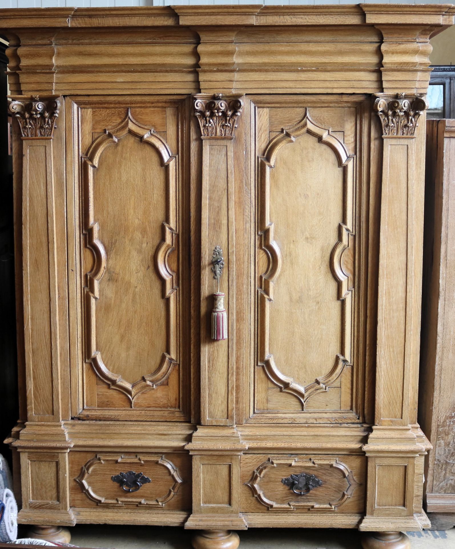 Westfälischer Eichenschrank mit Pilastern, Barock um 1750, H: 235 cm