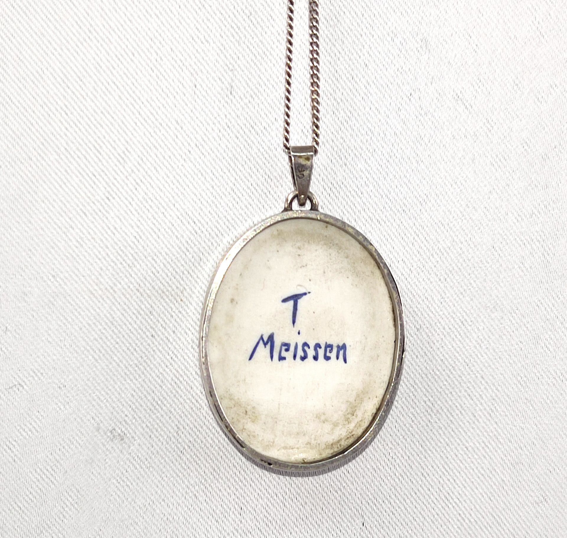 Porzellan-Amulett mit Rosenmalerei an 925 Silberkette, Stadt Meissen - Image 3 of 4