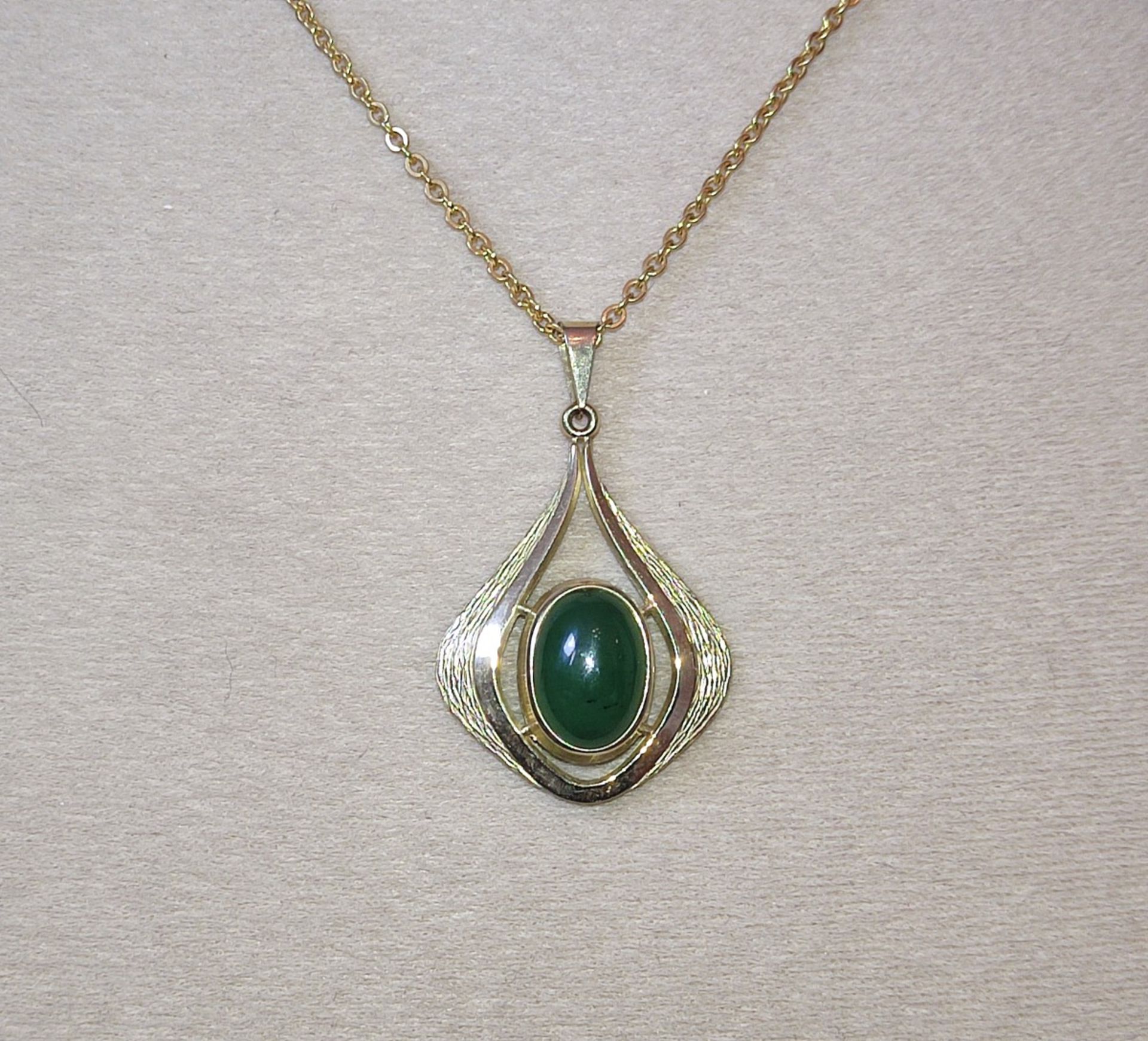 Kette mit Jade-Anhänger, Gelbgold 333 - Bild 2 aus 3