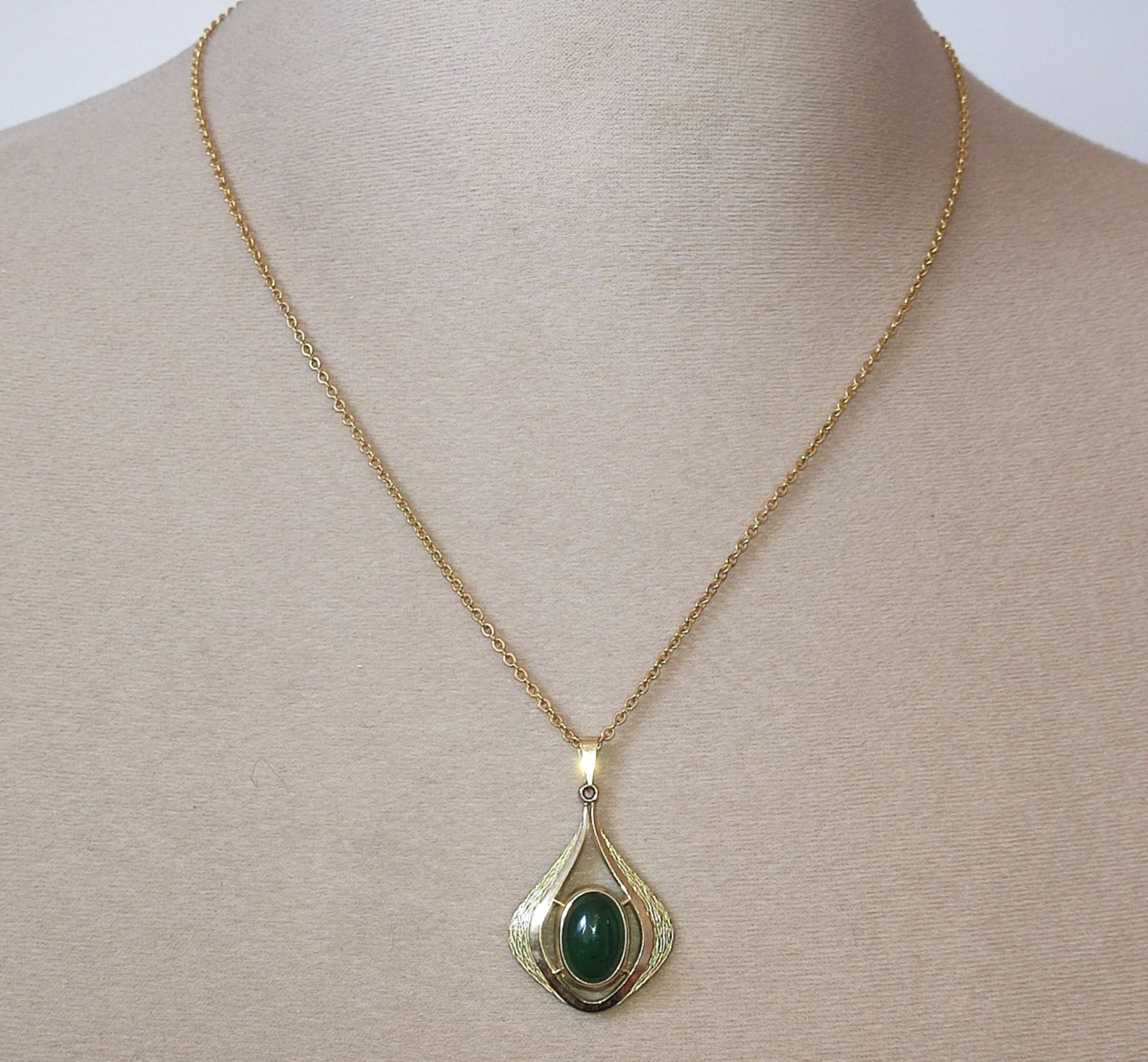 Kette mit Jade-Anhänger, Gelbgold 333