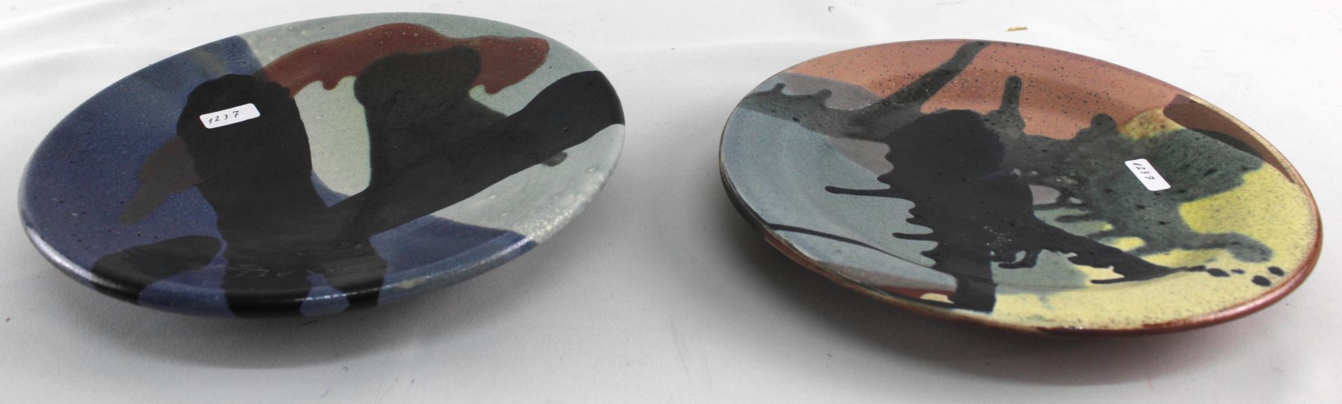 2 Steingut Wandteller, abstrakt bemalt - Bild 2 aus 3