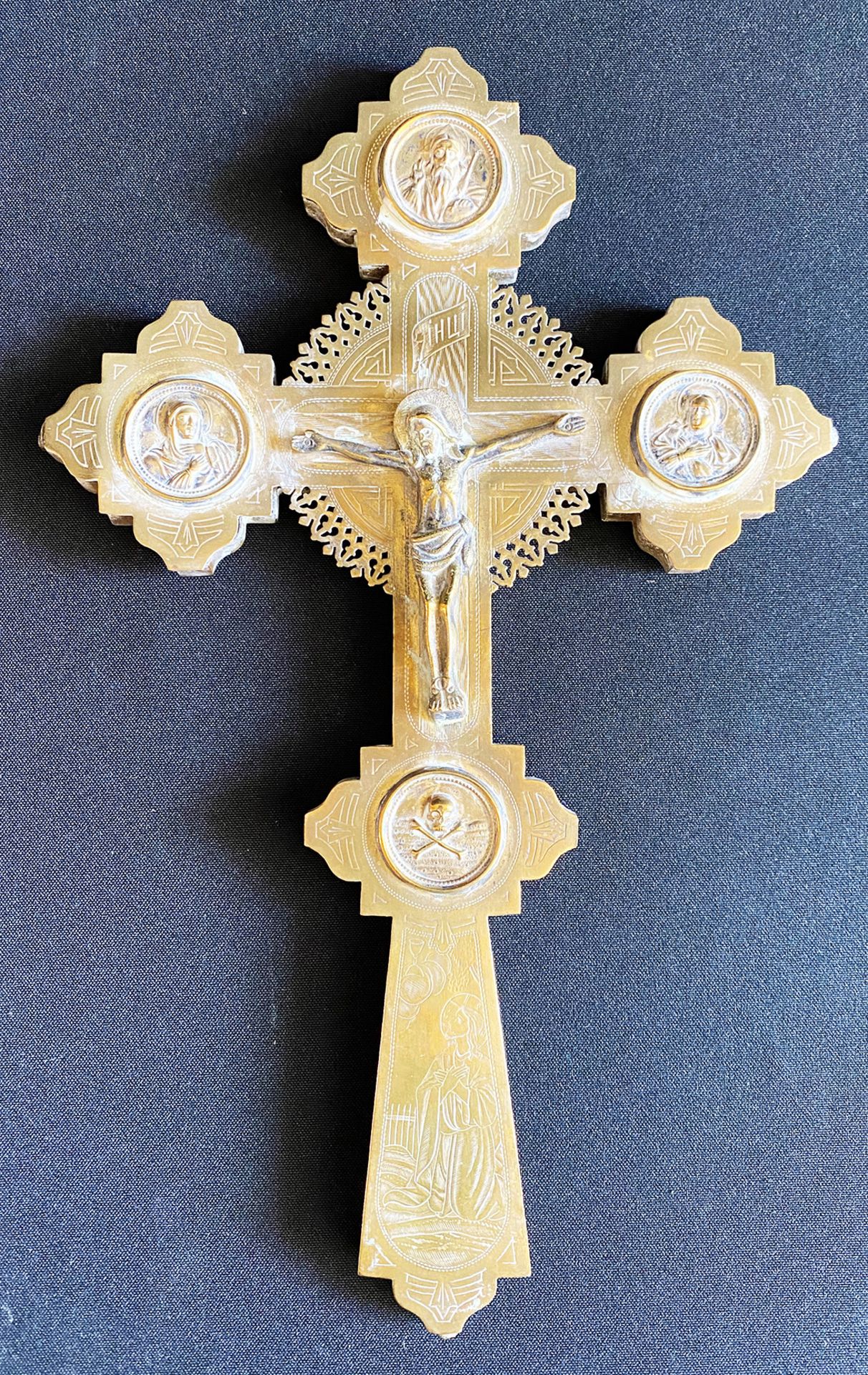 Russisches Kreuz, Metall-Ikone, Messing, Reliefs von Christus am Kreuz und Heiligen sowie