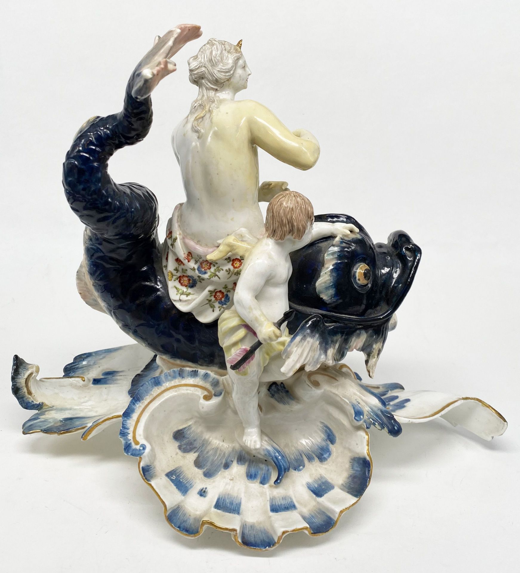 Porzellan-Figurengruppe Venus mit Amor auf Fisch sitzend, polychrom und gold staffiert, H. 25 cm; - Bild 4 aus 7