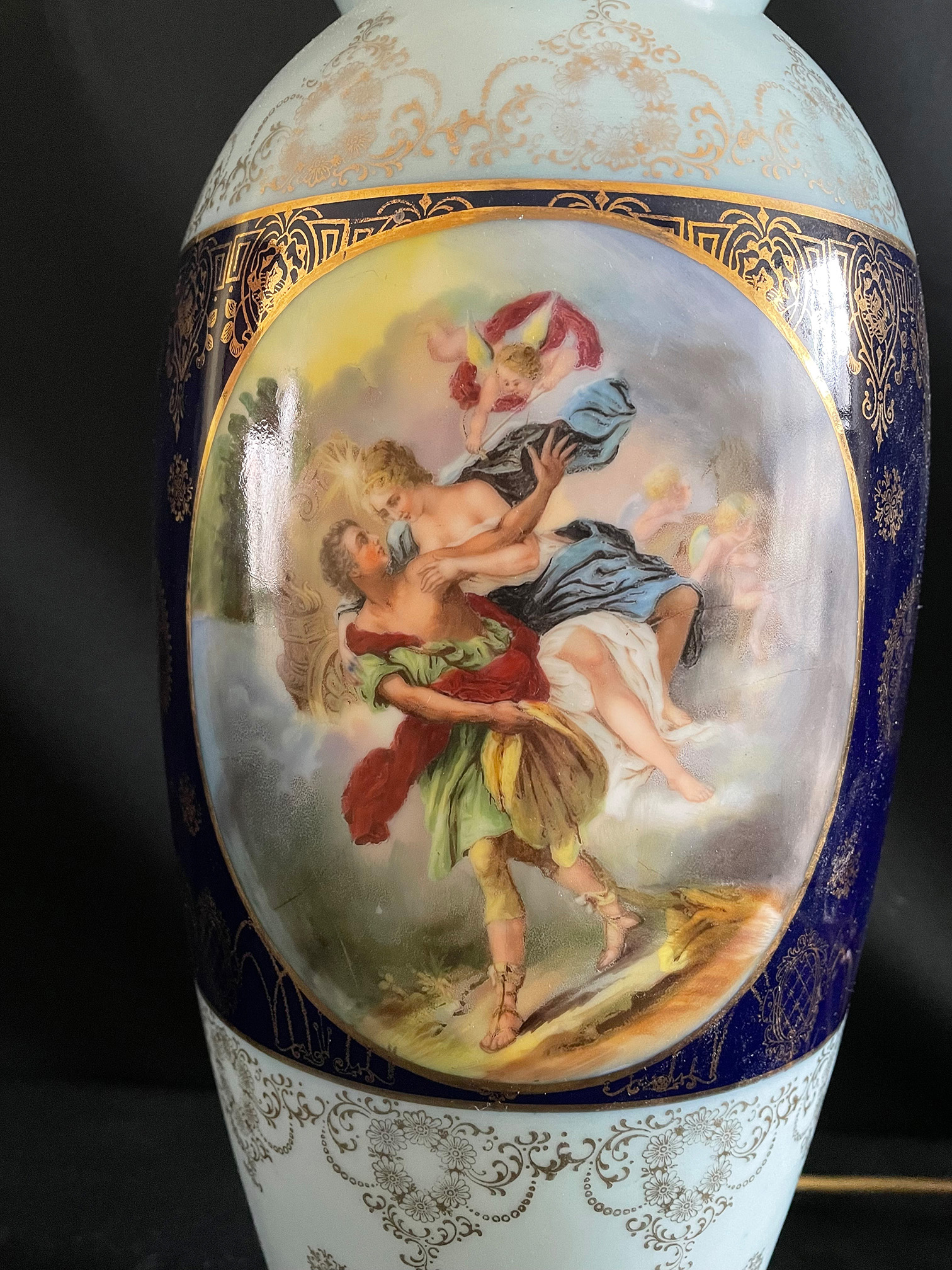 Lampenfuß, Porzellan, 19. Jh., Holzsockel mit Porzellanvase, im Spiegel mythologische Szene mit - Image 7 of 7
