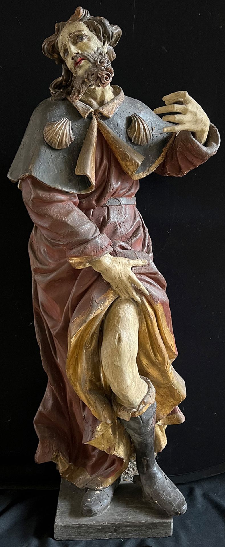 Hl. Rochus, 18. Jh., aus Holz geschnitzt mit farbiger Fassung. Der Heilige mit zwei Muscheln als