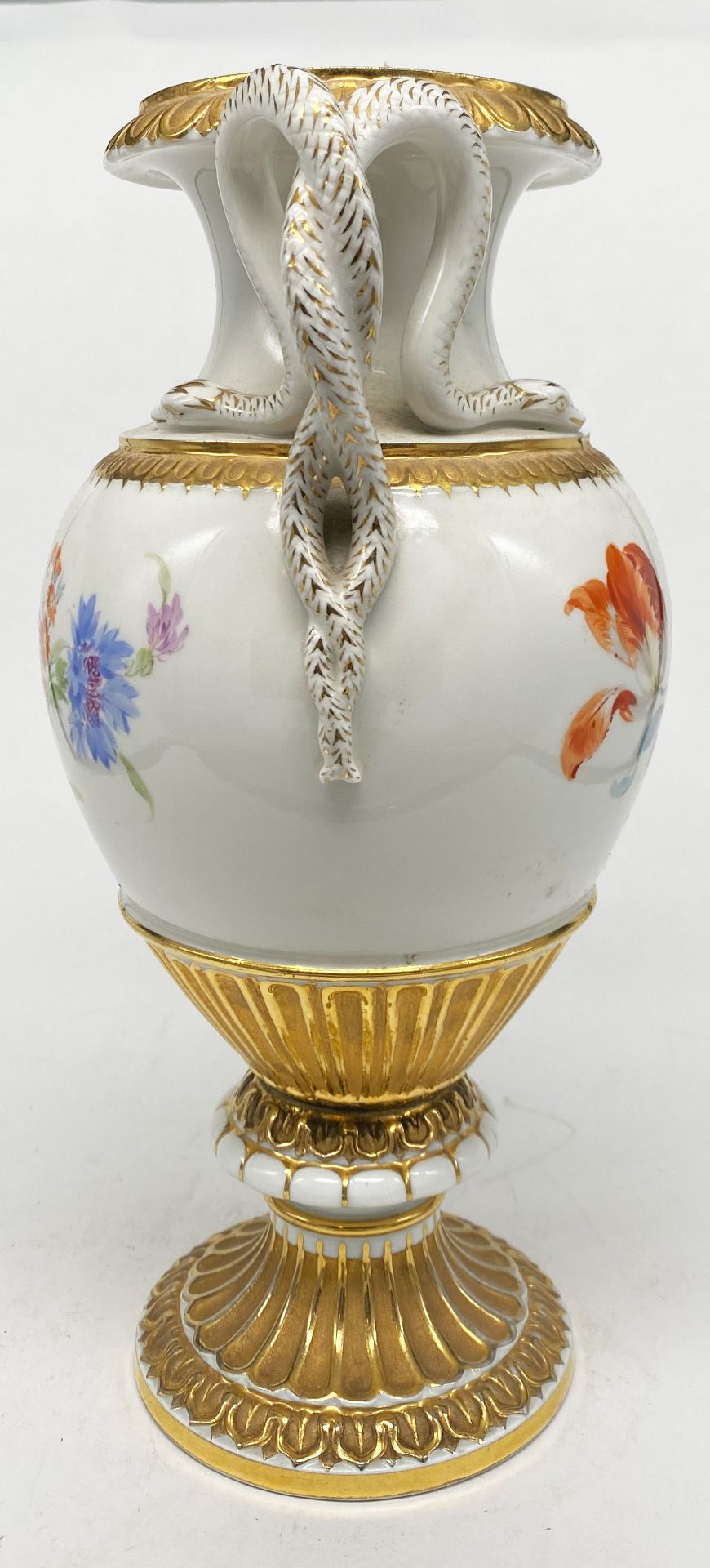 Meissen, Schlangenvase, markante Doppelschlangenhenkel, beidseitig üppige Blumenbouquets, - Bild 3 aus 6