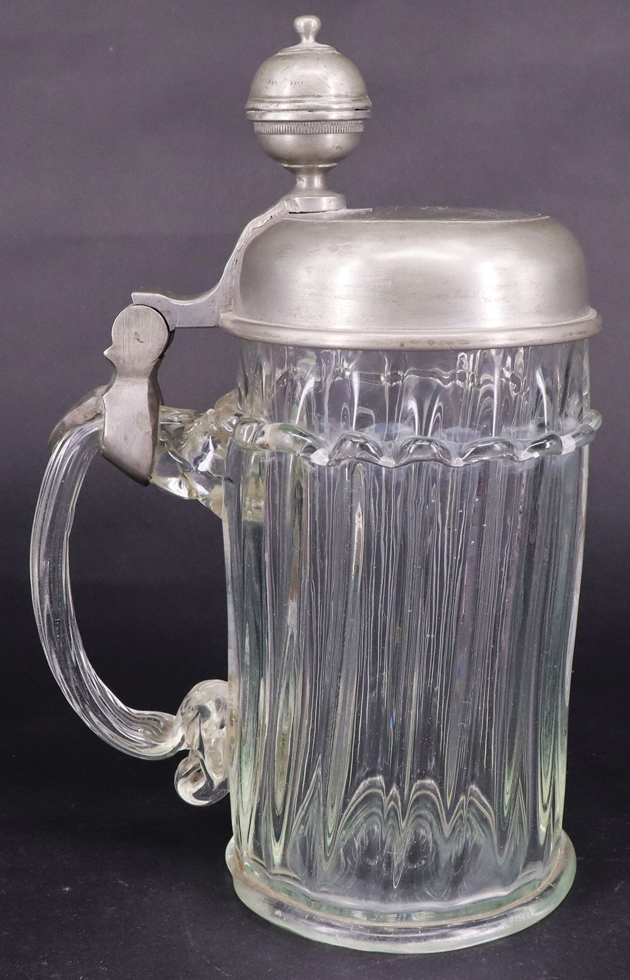 Konvolut aus vier Krügen, Glas und Holz, um 1800: Glaskrug aus helllila Glas mit Schliffdekor, - Image 4 of 17