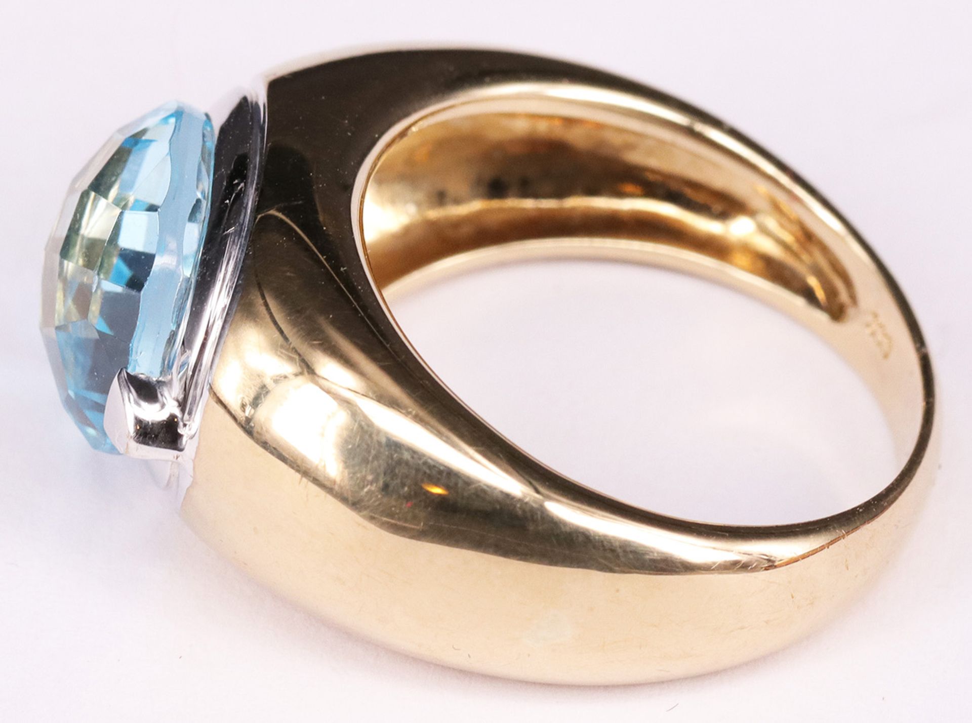 Zwei Damenringe mit hellblauem Topas: breiter Ring mit großem Stein und kleinen Brillianten, 750er - Image 6 of 12