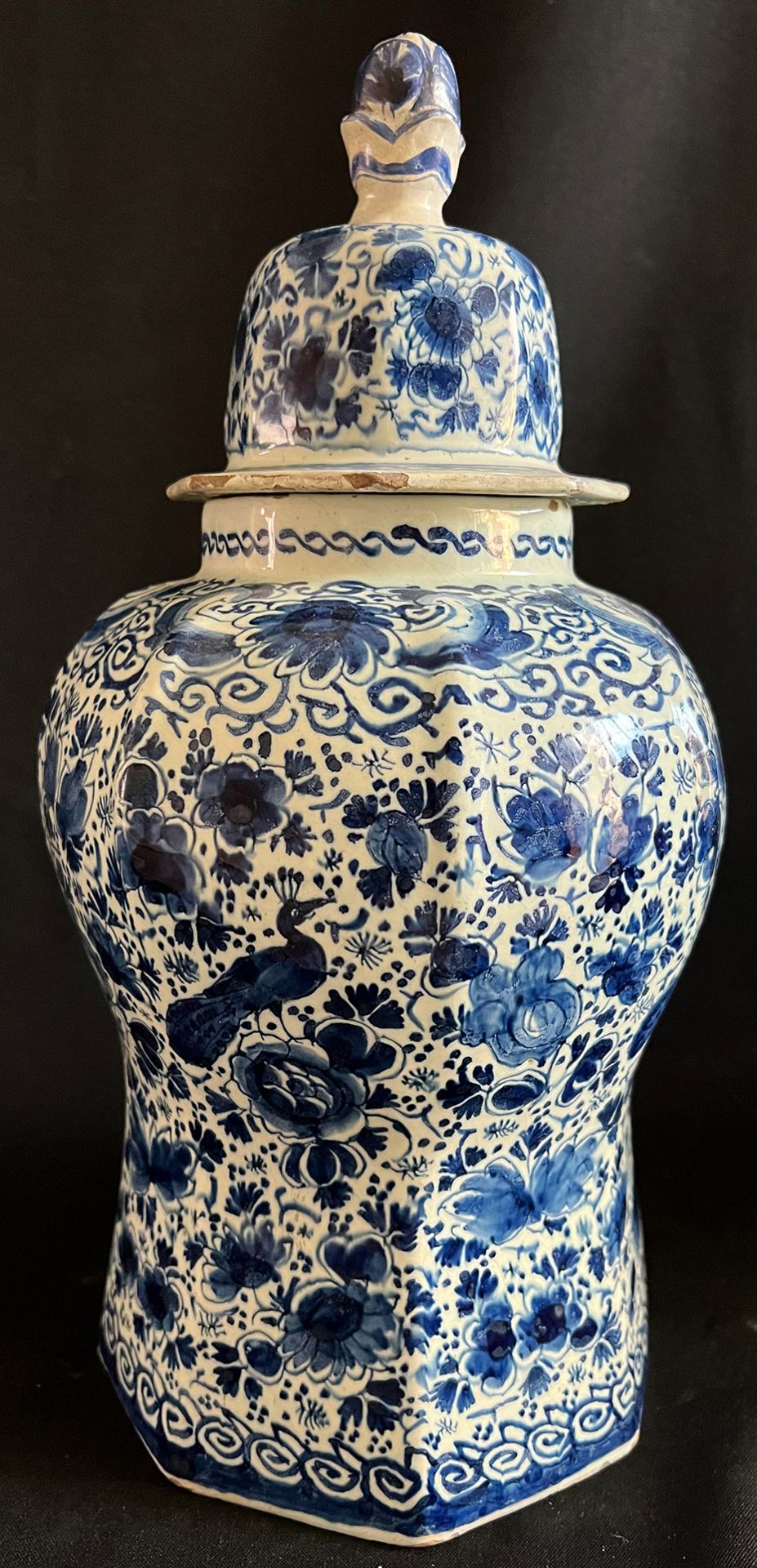 2 Deckelvasen / two vases with lid, Delft, 18. Jh., Blumen- und Vogeldekor, Altersspuren, - Bild 7 aus 8
