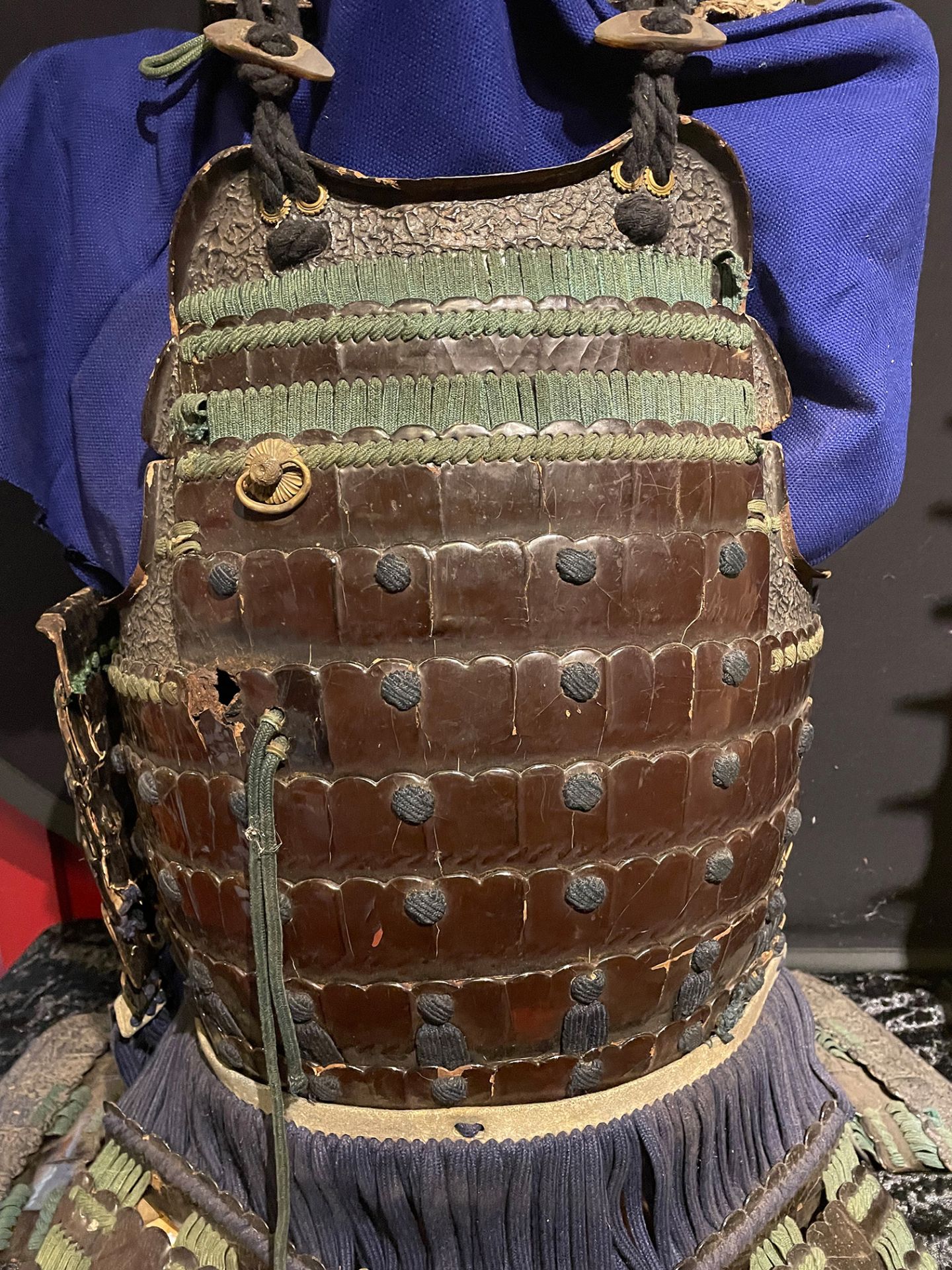 Rüstung, Japan, Samurai- u. Edo-Zeit (Zugabe Helm), Höhe ca. 70 cm. Armor, Japan, Samurai and Edo - Bild 3 aus 16