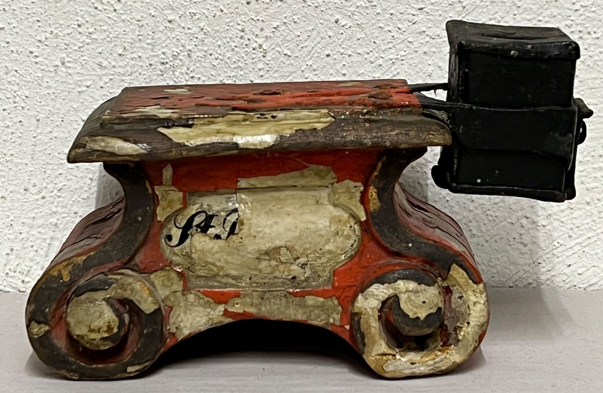Kleiner Sockel mit Opferstock/ little pedestal with offertory box. 18. Jh., Holz, Eisen, teils