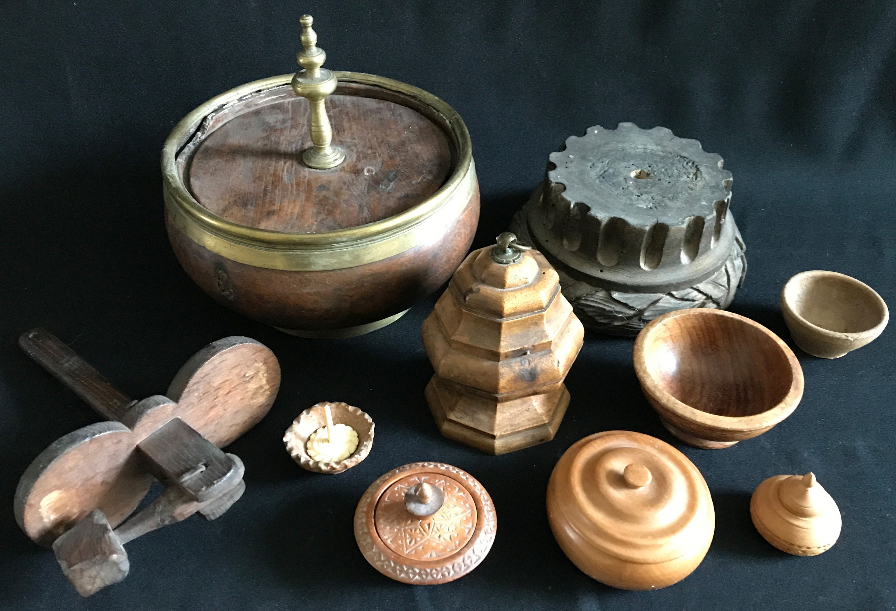 Konvolut runde Deckeldosen und Schälchen in unterschiedlichen Größen: große Holzdose mit