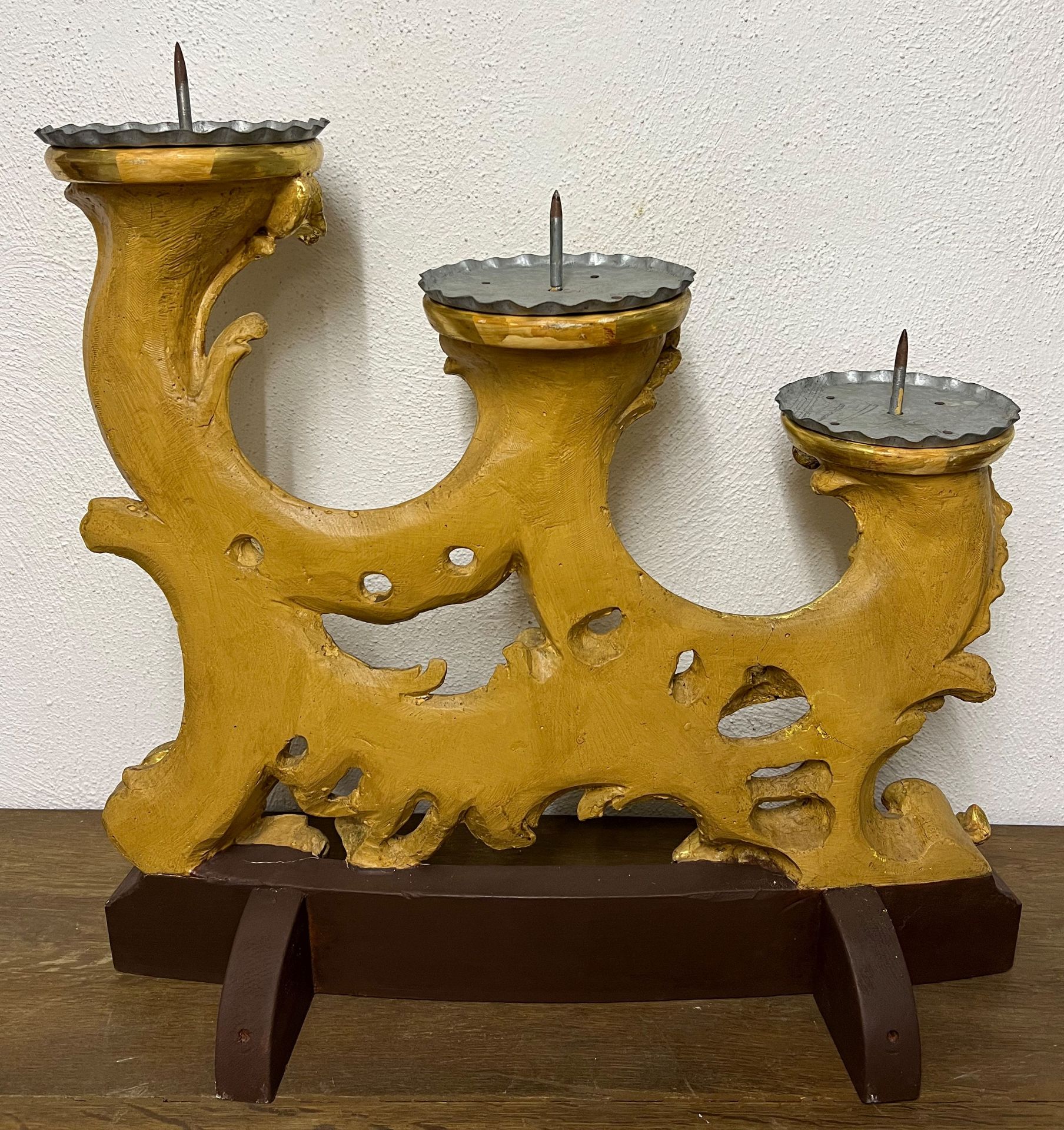 Paar je dreiflammige Leuchter/ a pair of chandeliers. Kunstharz, barocker Stil, H. 51 cm, B. 56 cm - Bild 2 aus 4