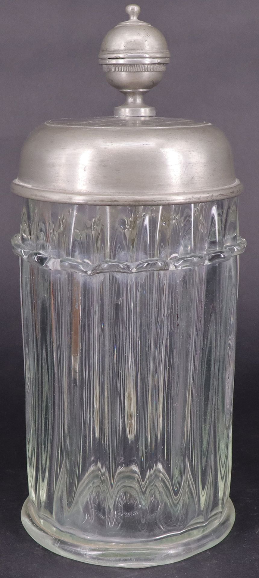 Konvolut aus vier Krügen, Glas und Holz, um 1800: Glaskrug aus helllila Glas mit Schliffdekor, - Image 5 of 17