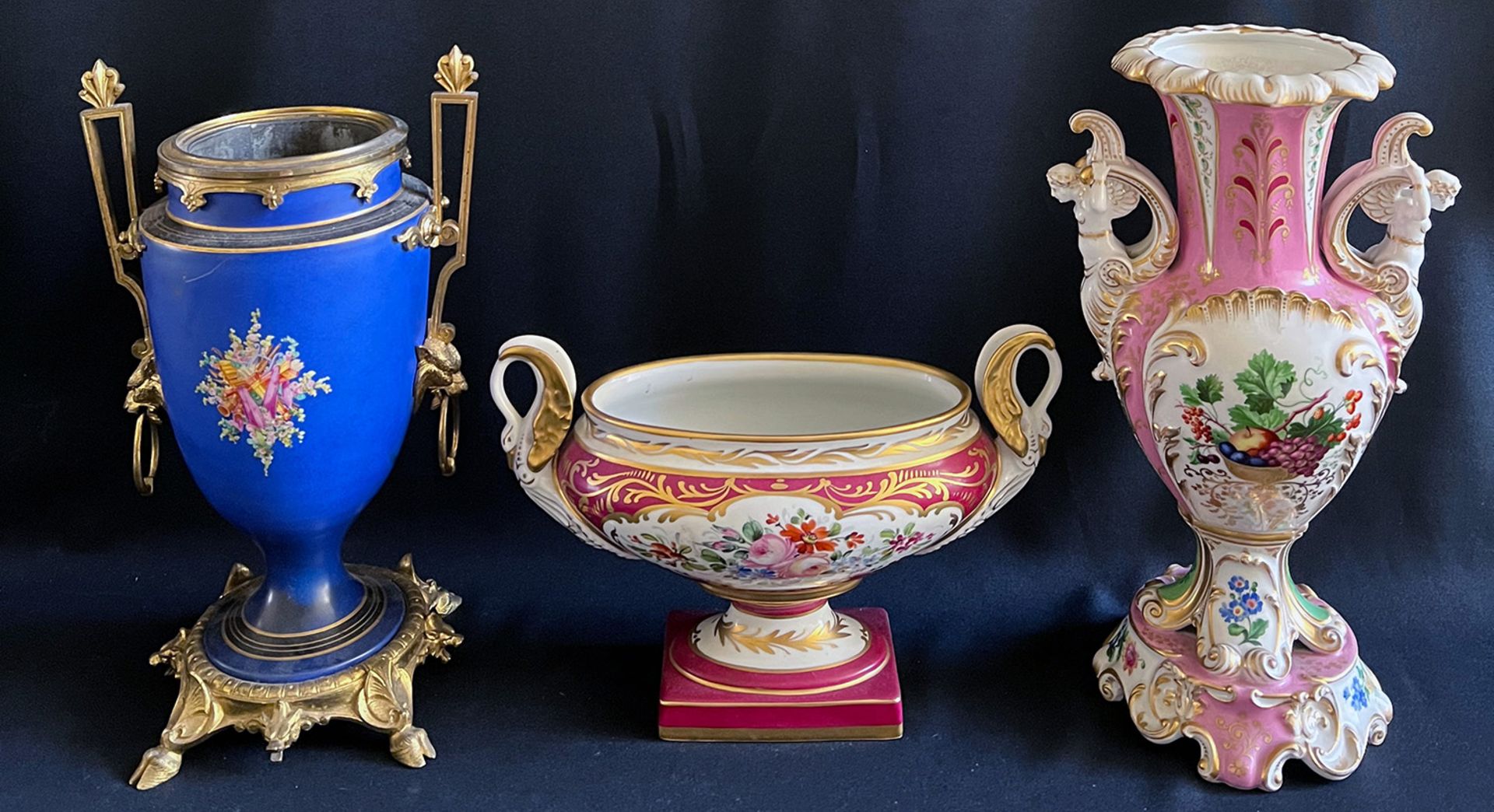 3 Sammlerobjekte, Porzellan, 19. Jh., bzw um 1900, Altersspuren: blaugrundige Vase mit Darstellung - Bild 5 aus 5