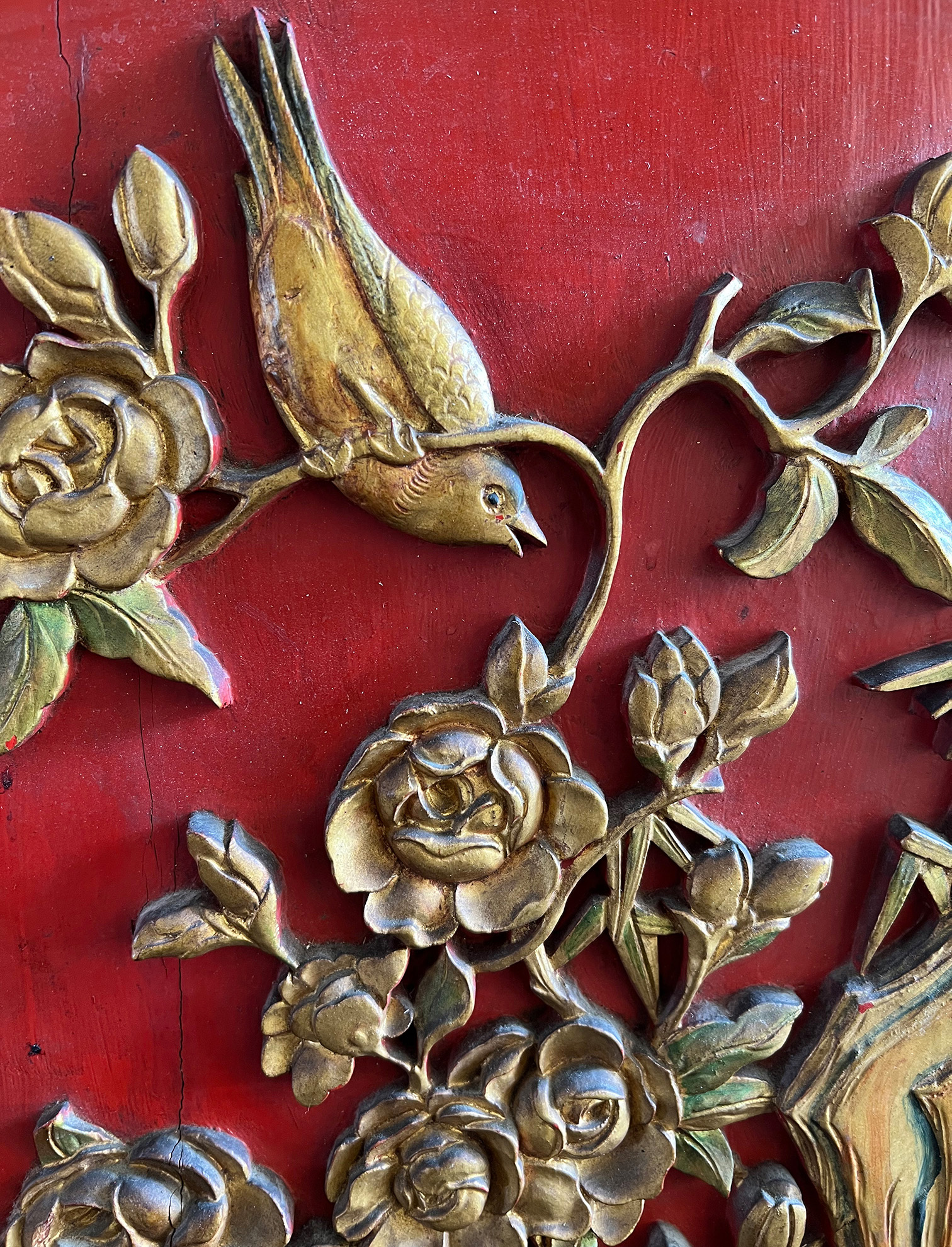 China, 19. Jh., Wandpaneele mit Blumen und Vögeln, Holz, geschnitzt, rotgrundig, vergoldet, - Image 4 of 8