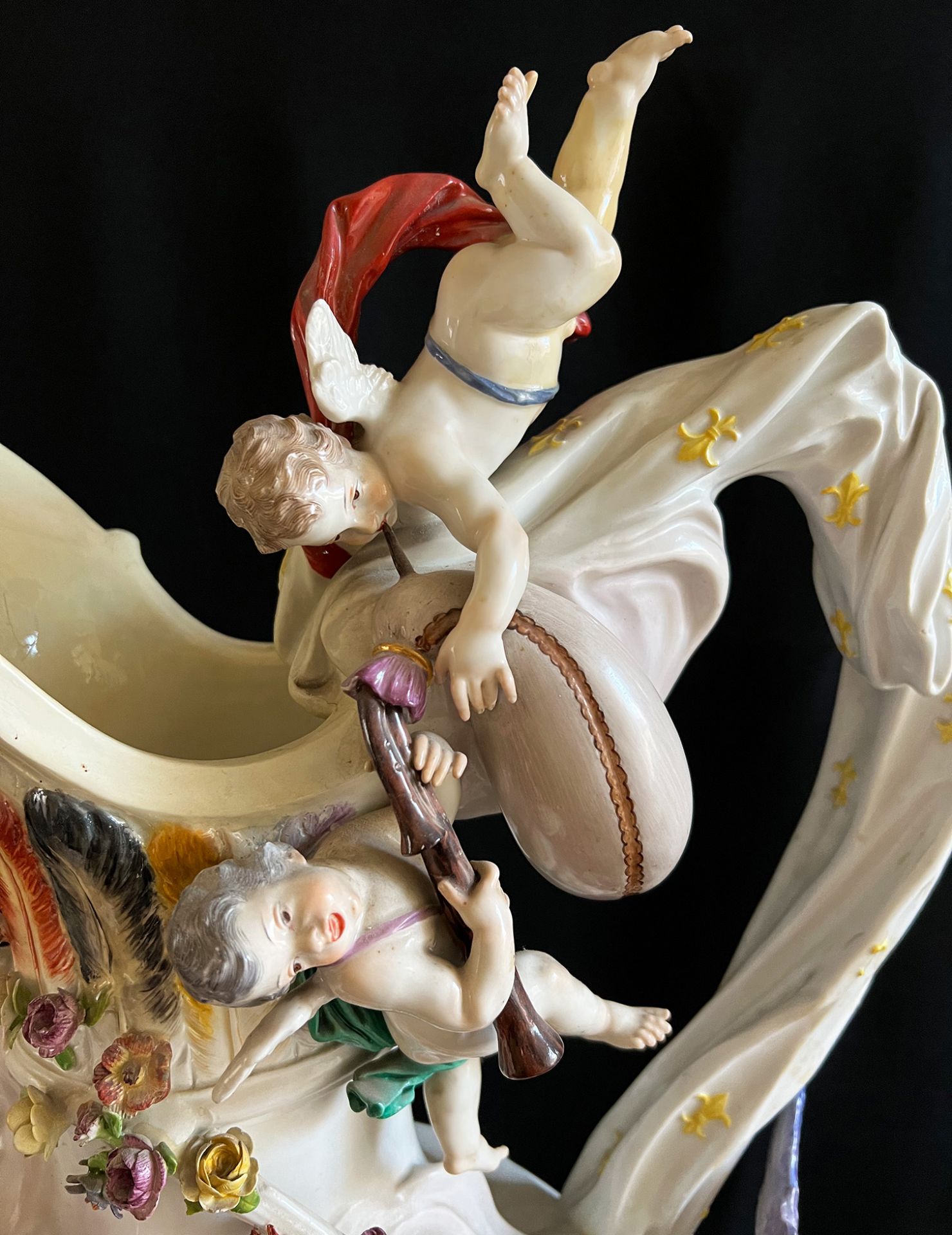 Meissen, 19. Jh. Große Prunkkanne, Porzellan, farbig staffiert, sog. Elementevase "Luft", - Image 8 of 22