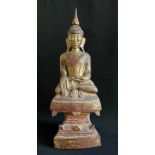 Buddha, wohl Thailand, Holz, Reste alter Vergoldung, auf Thron vorne und rechts beschriftet,