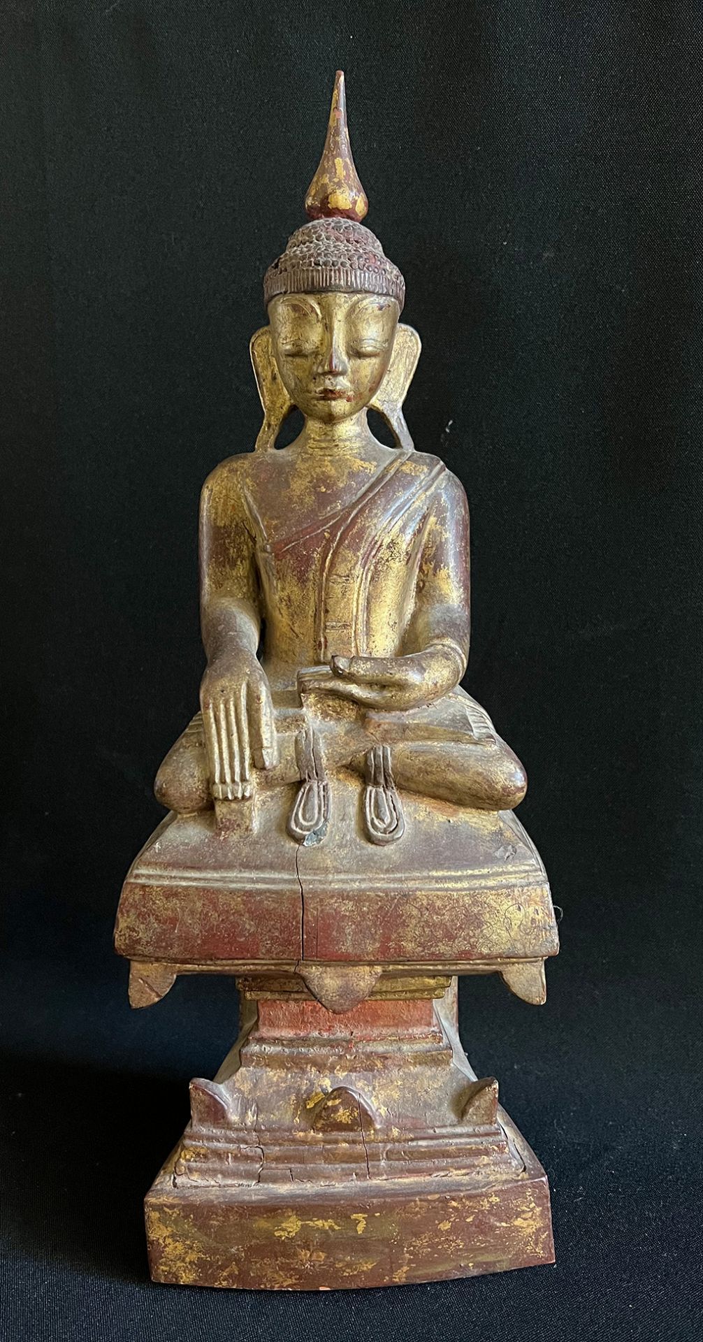 Buddha, wohl Thailand, Holz, Reste alter Vergoldung, auf Thron vorne und rechts beschriftet,